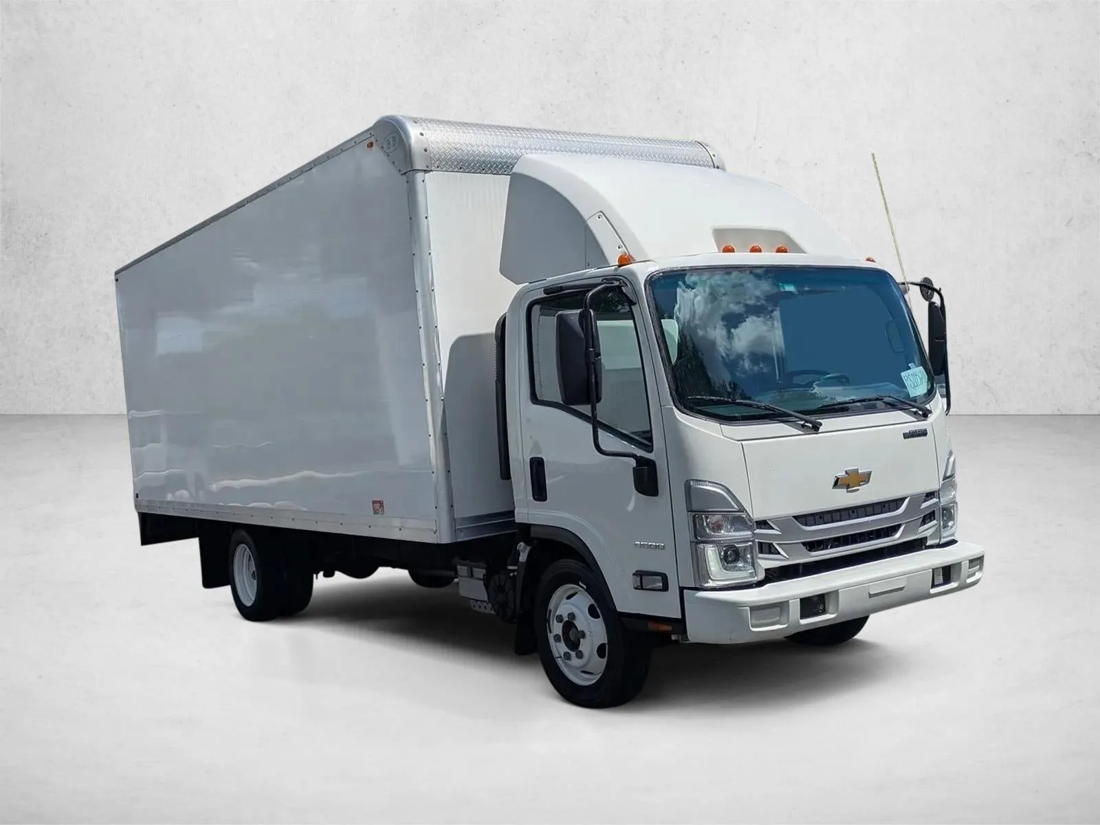 2023 Chevrolet Low Cab Forward 4500 HG 1WT photo 3