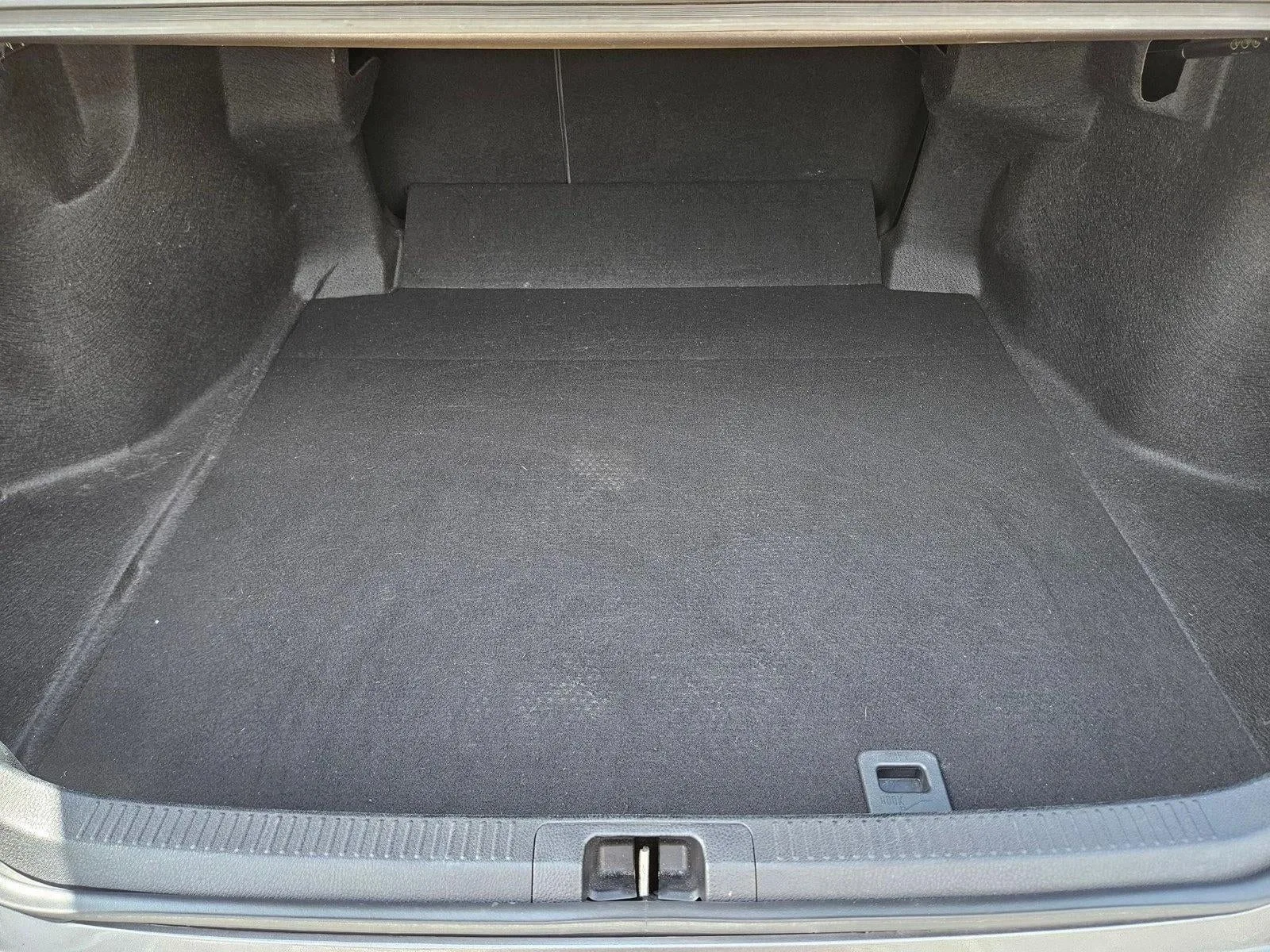 2020 Toyota Camry SE Auto (SE) photo 6