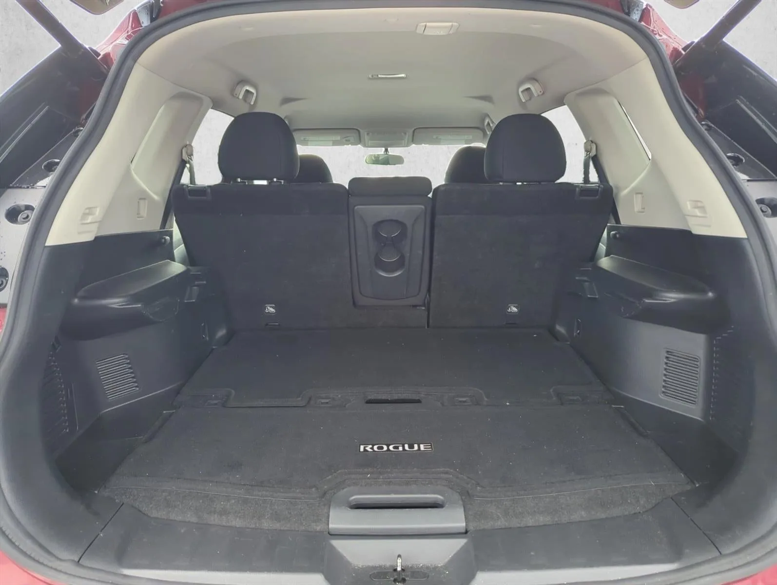 2018 Nissan Rogue FWD SV photo 5