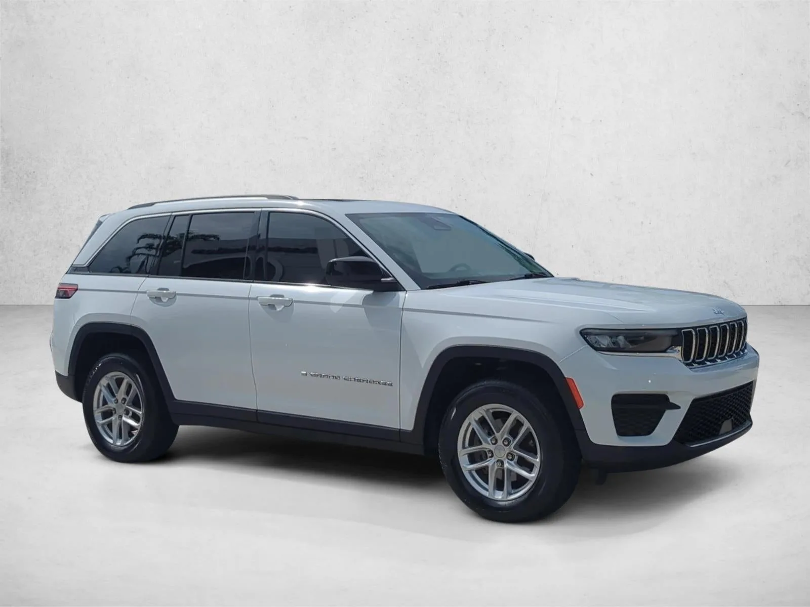 2023 Jeep Grand Cherokee Laredo 4x2 photo 3