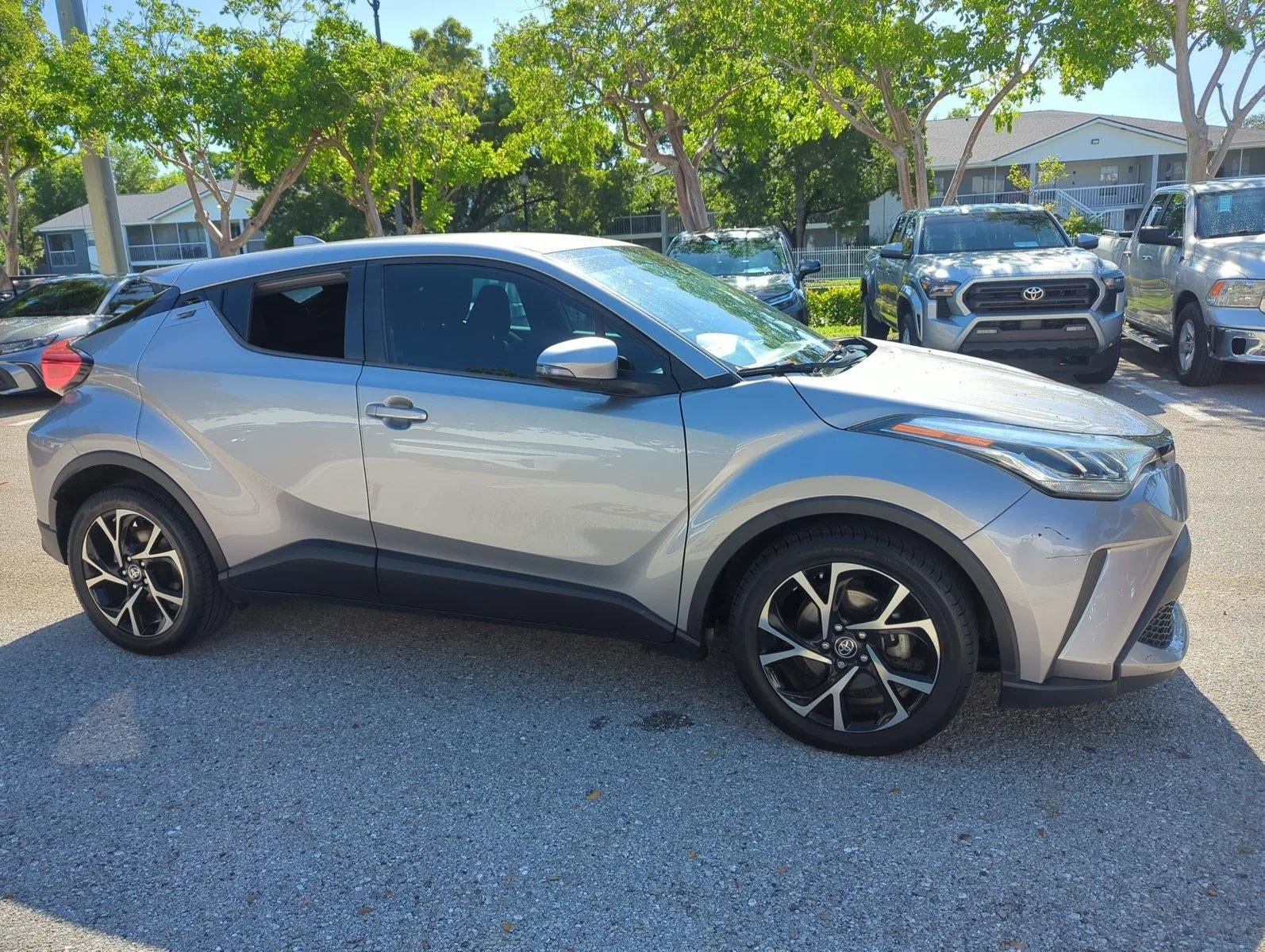 2020 Toyota C-HR XLE FWD (Natl) photo 4