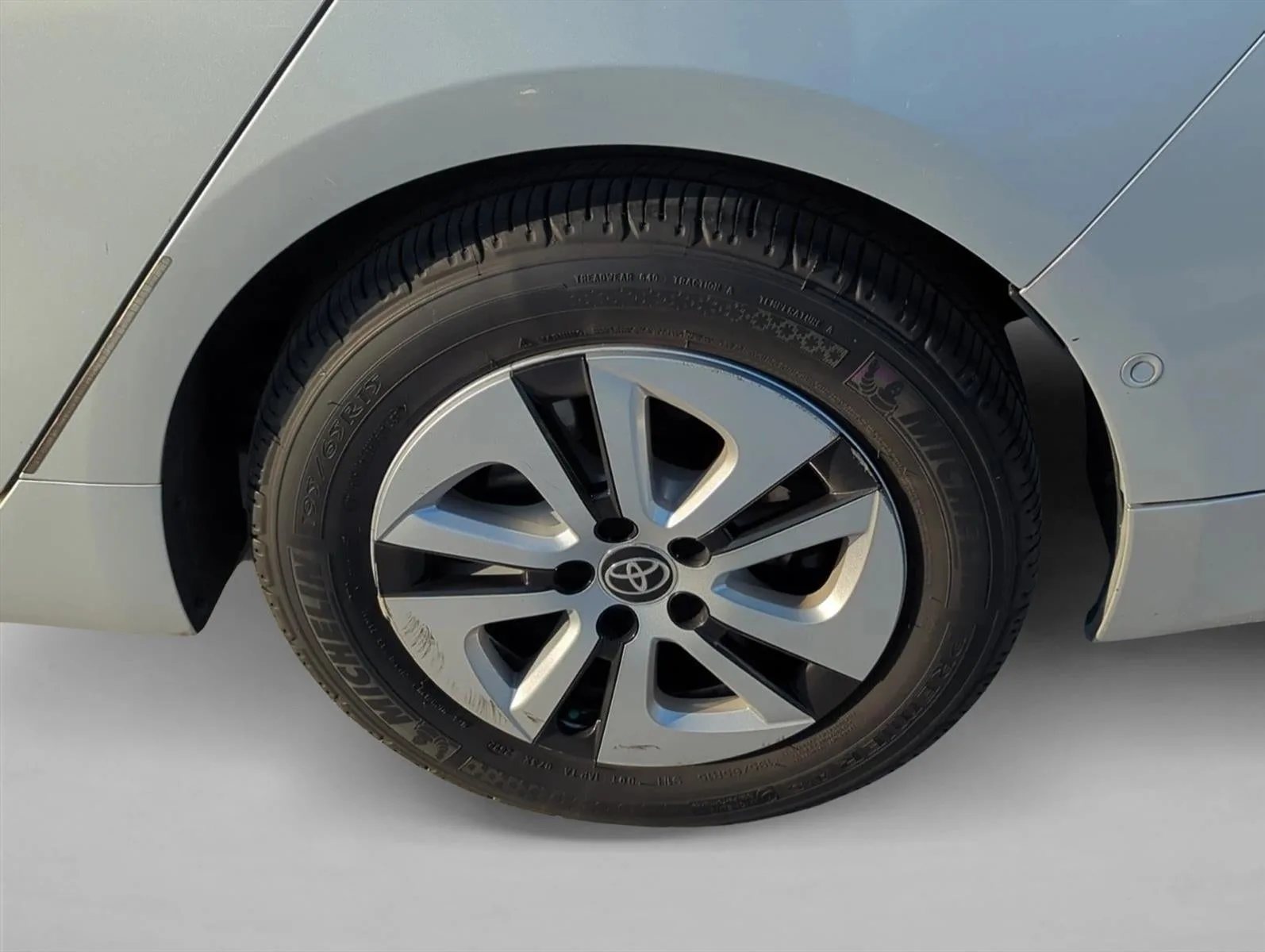 2017 Toyota Prius Three (GS) photo 7