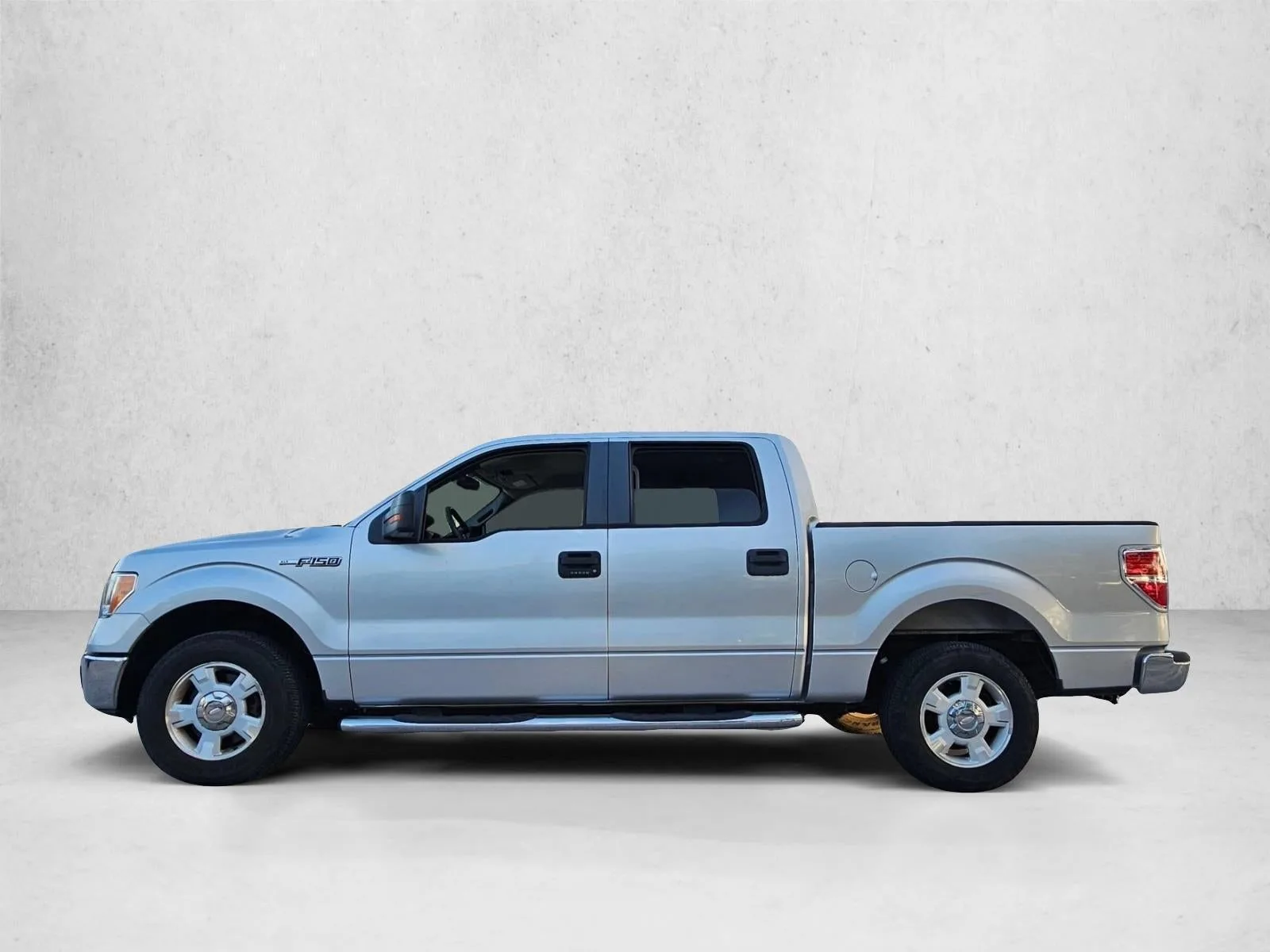 2010 Ford F-150 2WD SuperCrew 5-1/2 Ft Box XLT photo 6