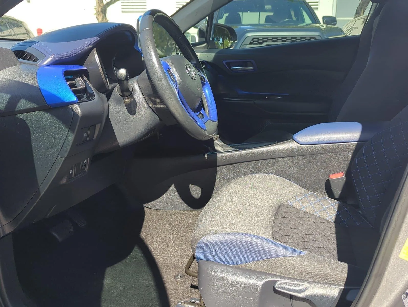2020 Toyota C-HR XLE FWD (Natl) photo 12