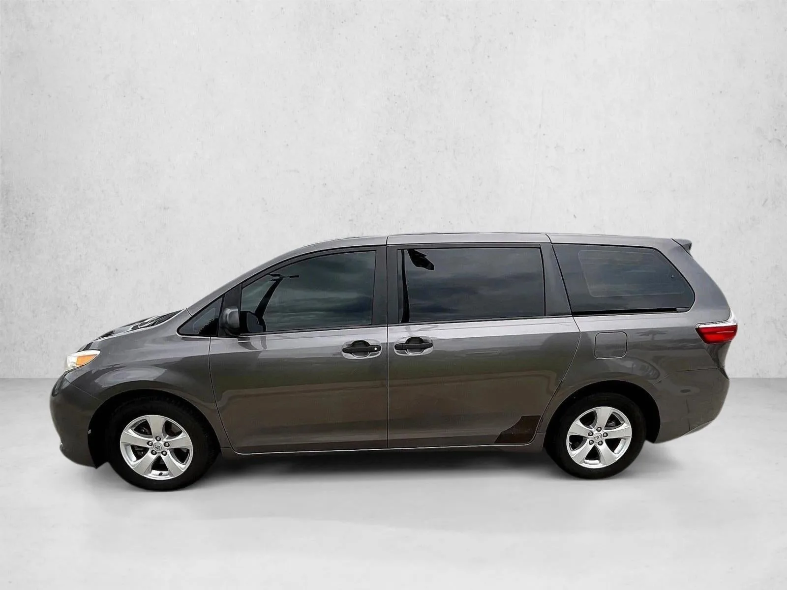 2017 Toyota Sienna L FWD 7-Passenger (Natl) photo 6