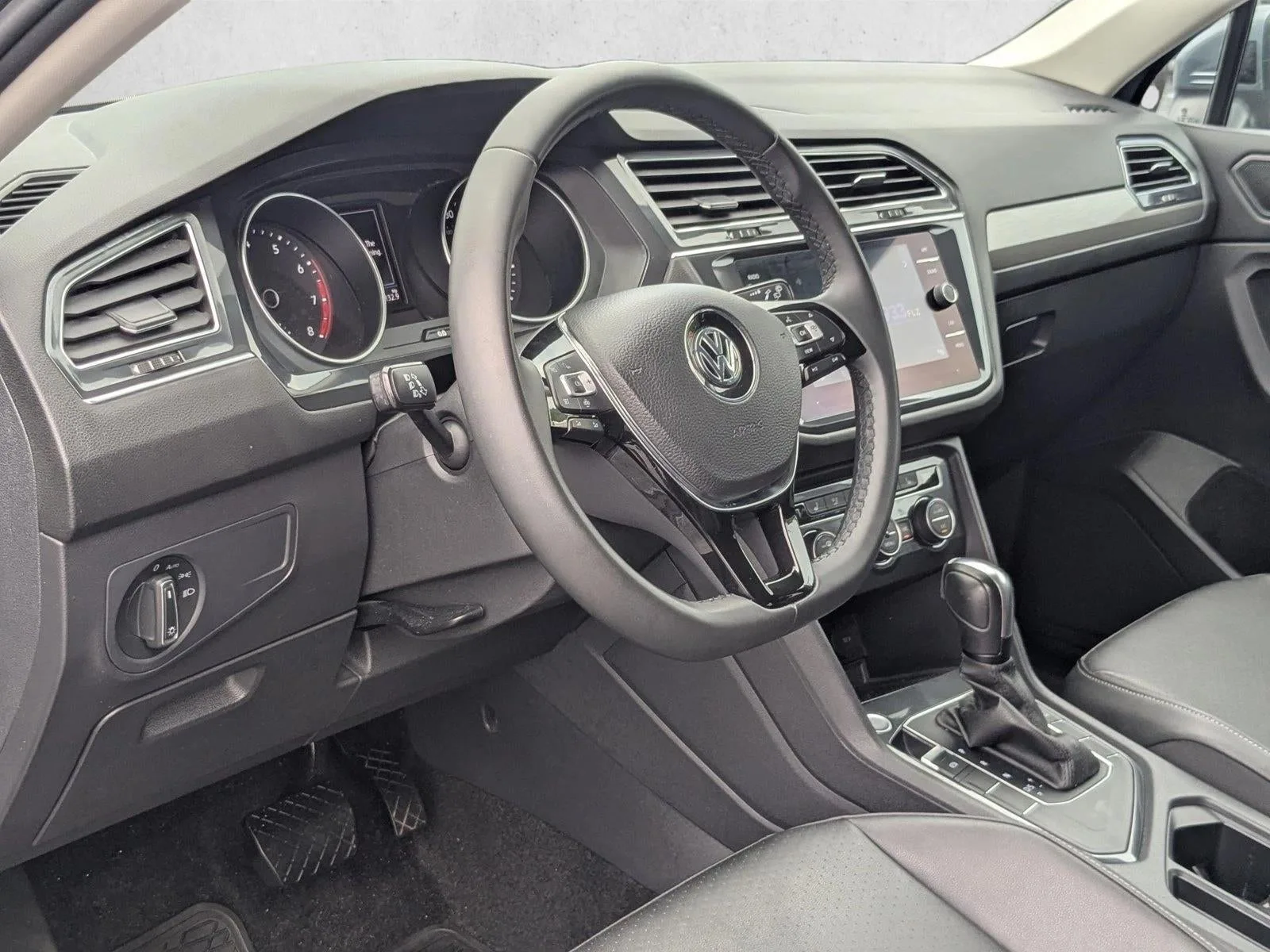 2020 Volkswagen Tiguan 2.0T SEL photo 9