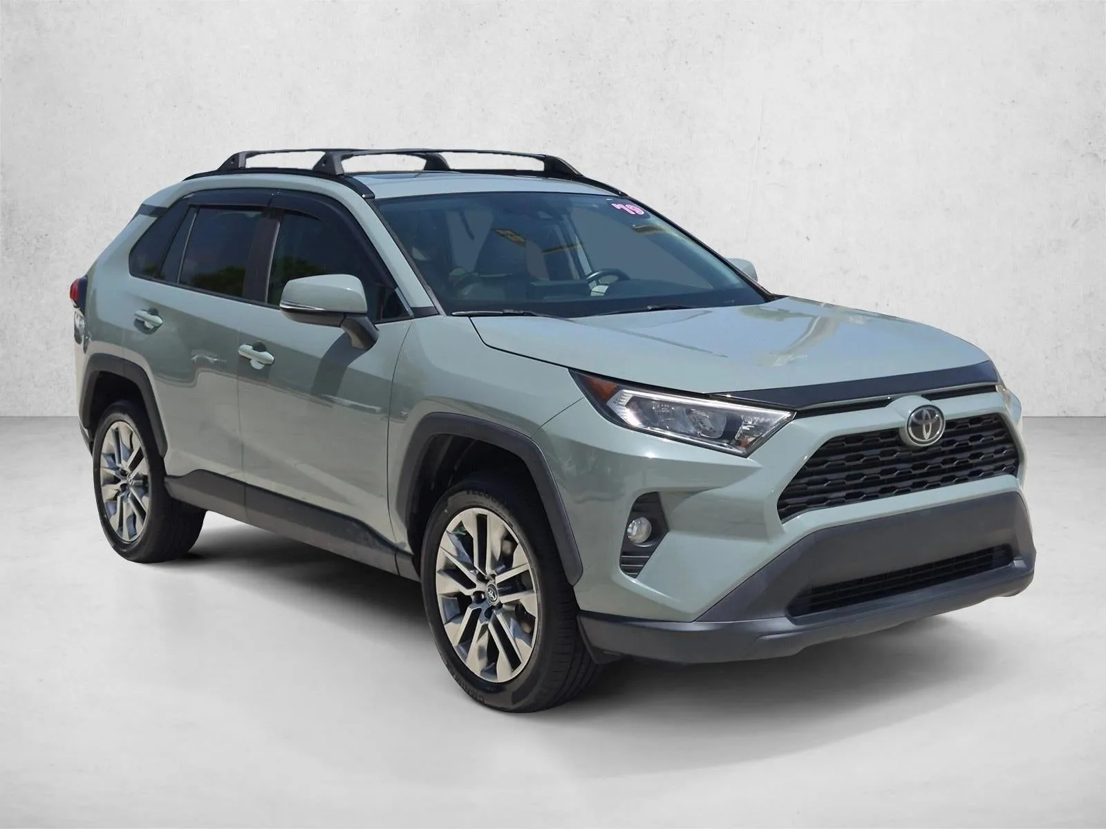 2019 Toyota RAV4 XLE Premium FWD (Natl) photo 3