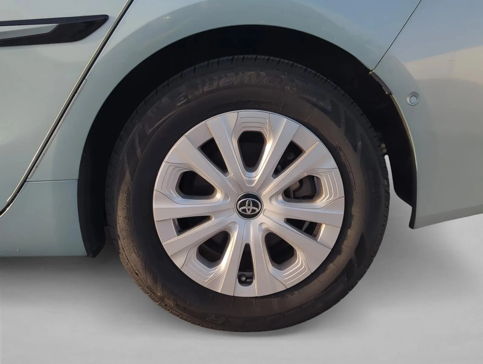 2020 Toyota Prius LE (Natl) photo 7