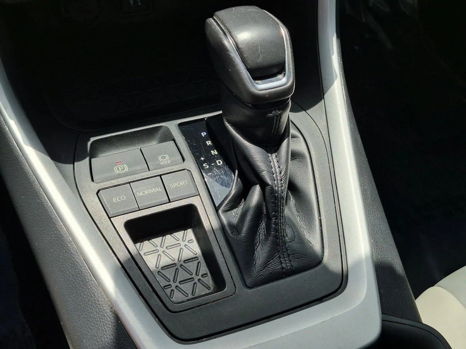 2019 Toyota RAV4 XLE Premium FWD (Natl) photo 11