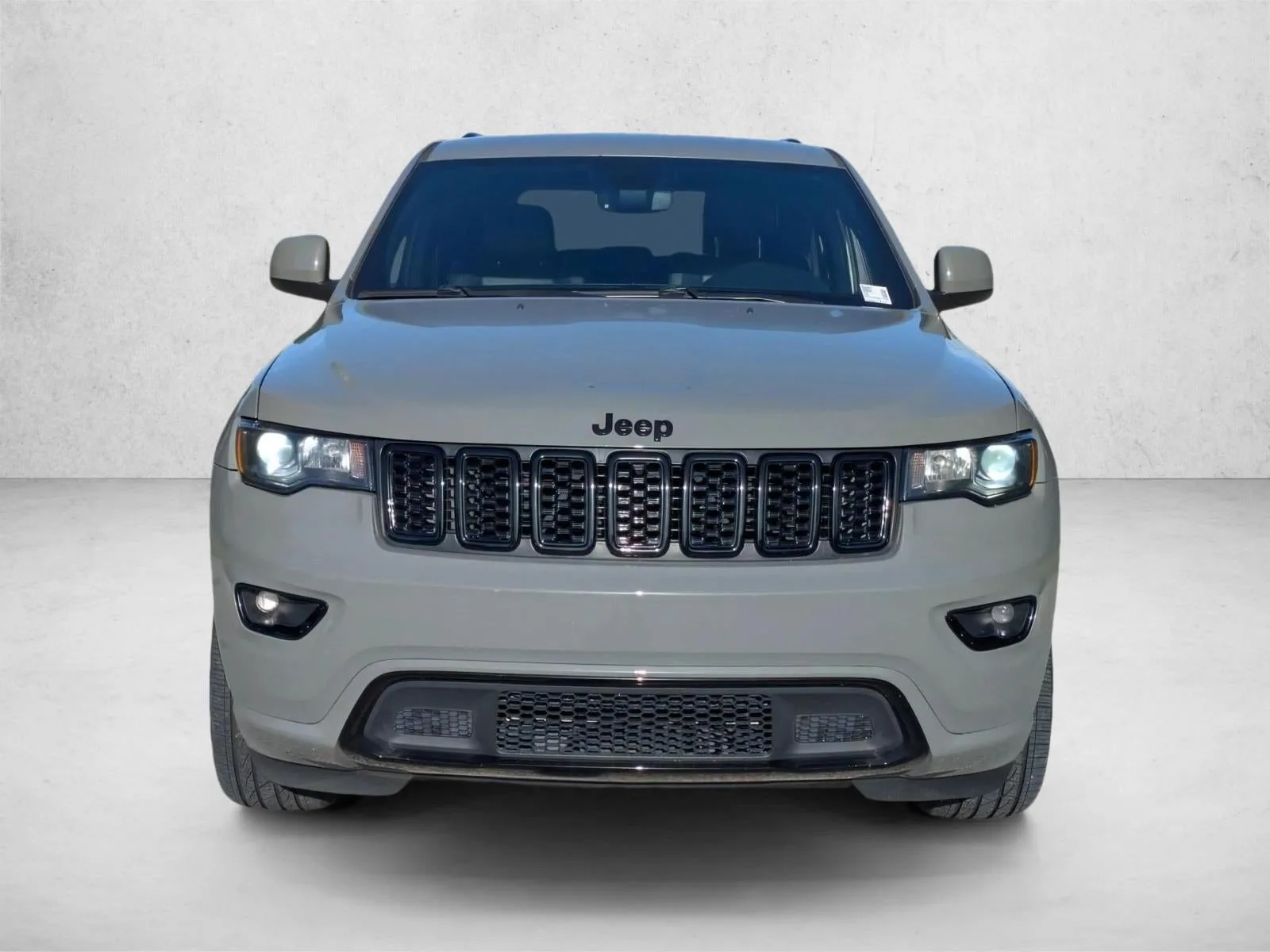 2020 Jeep Grand Cherokee Altitude 4x2 photo 2
