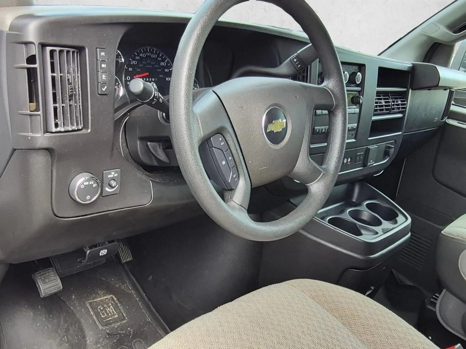 2024 Chevrolet Express Passenger 3500 1LT photo 6