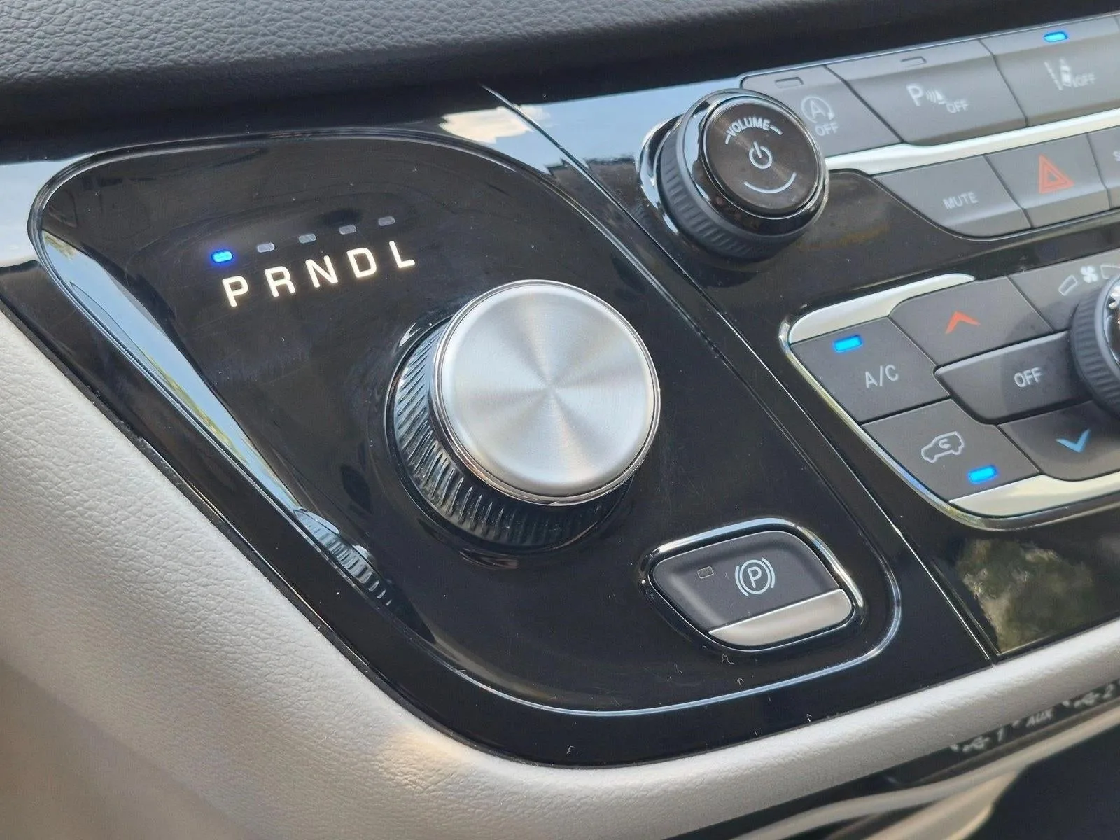 2023 Chrysler Pacifica Touring L FWD photo 12