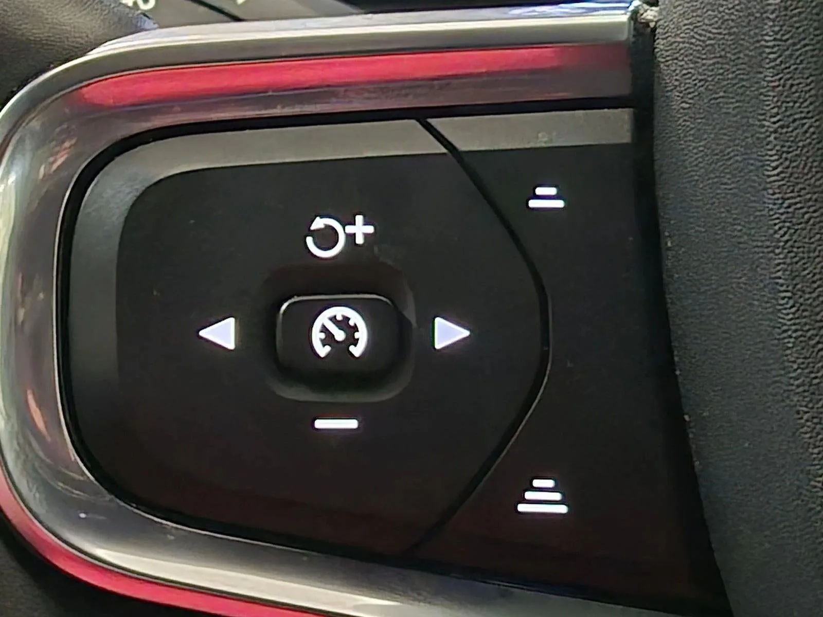 2022 Volvo XC40 T5 AWD R-Design photo 7