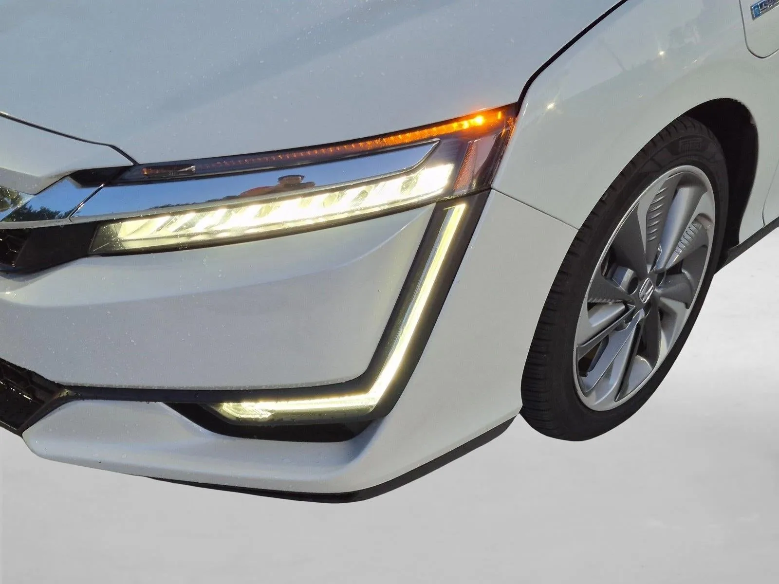 2018 Honda Clarity Plug-In Hybrid Touring Sedan photo 10