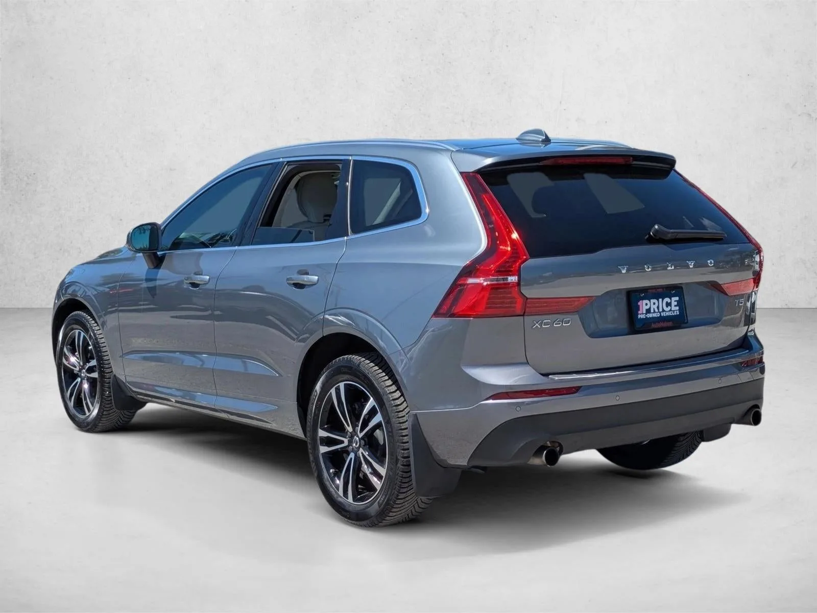 2021 Volvo XC60 T5 FWD Momentum photo 8