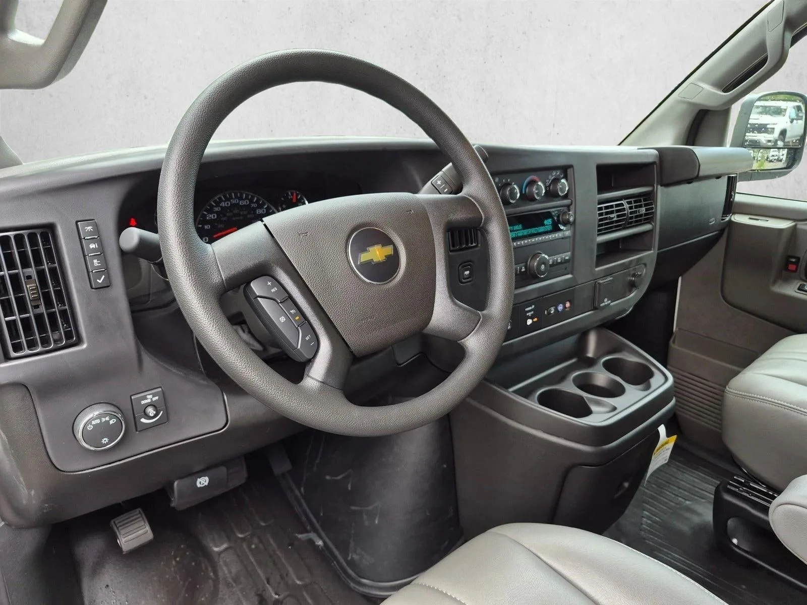 2025 Chevrolet Express Passenger 1LT photo 7