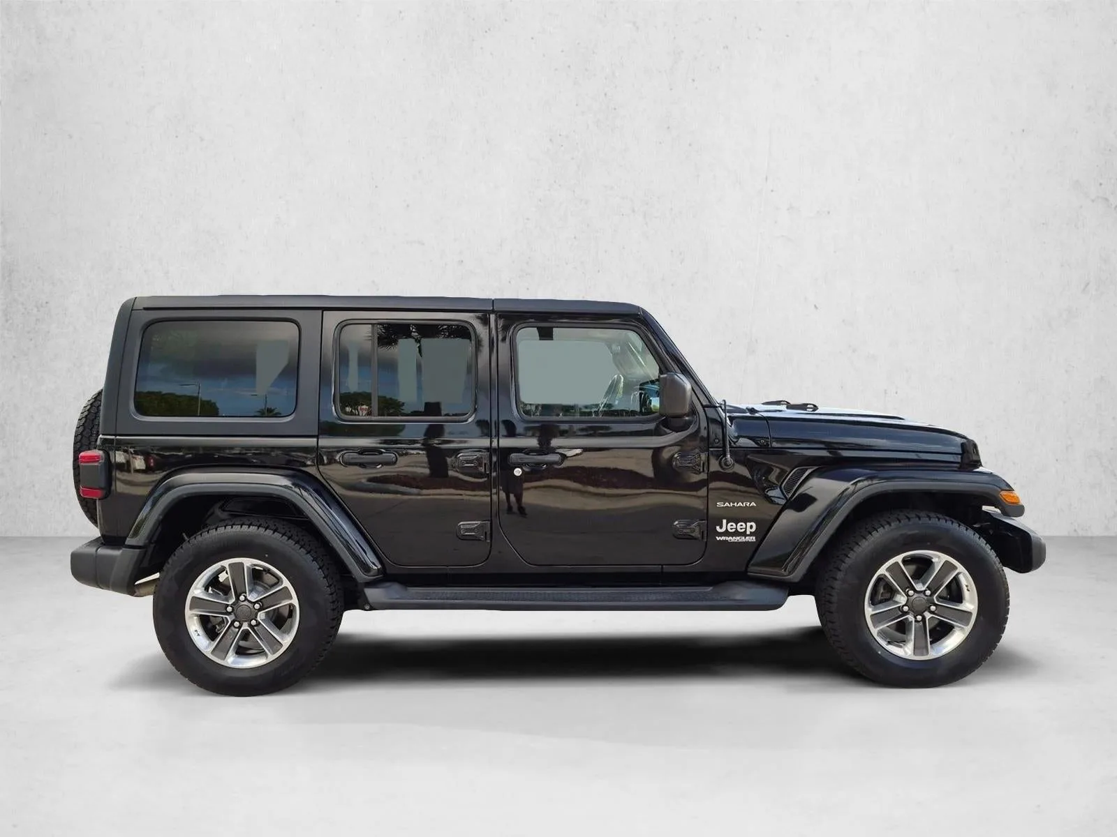 2018 Jeep Wrangler Unlimited Sahara 4x4 photo 4