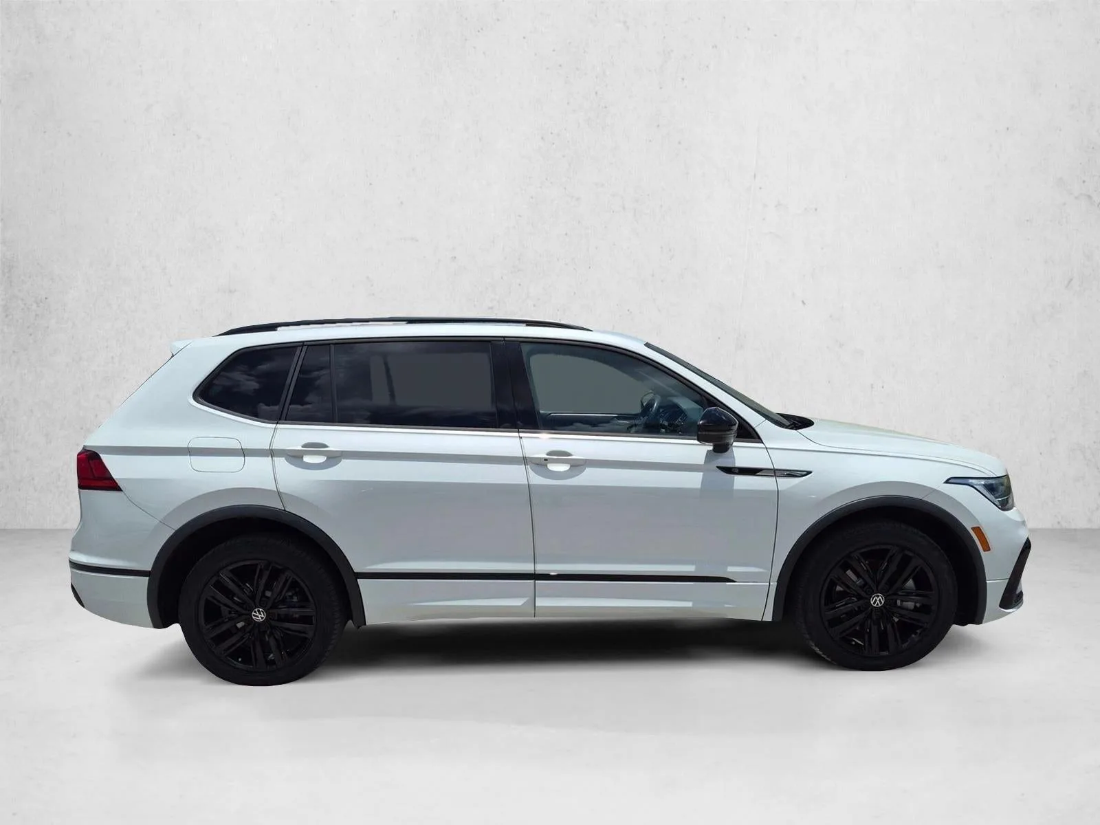 2022 Volkswagen Tiguan 2.0T SE R-Line Black FWD photo 4