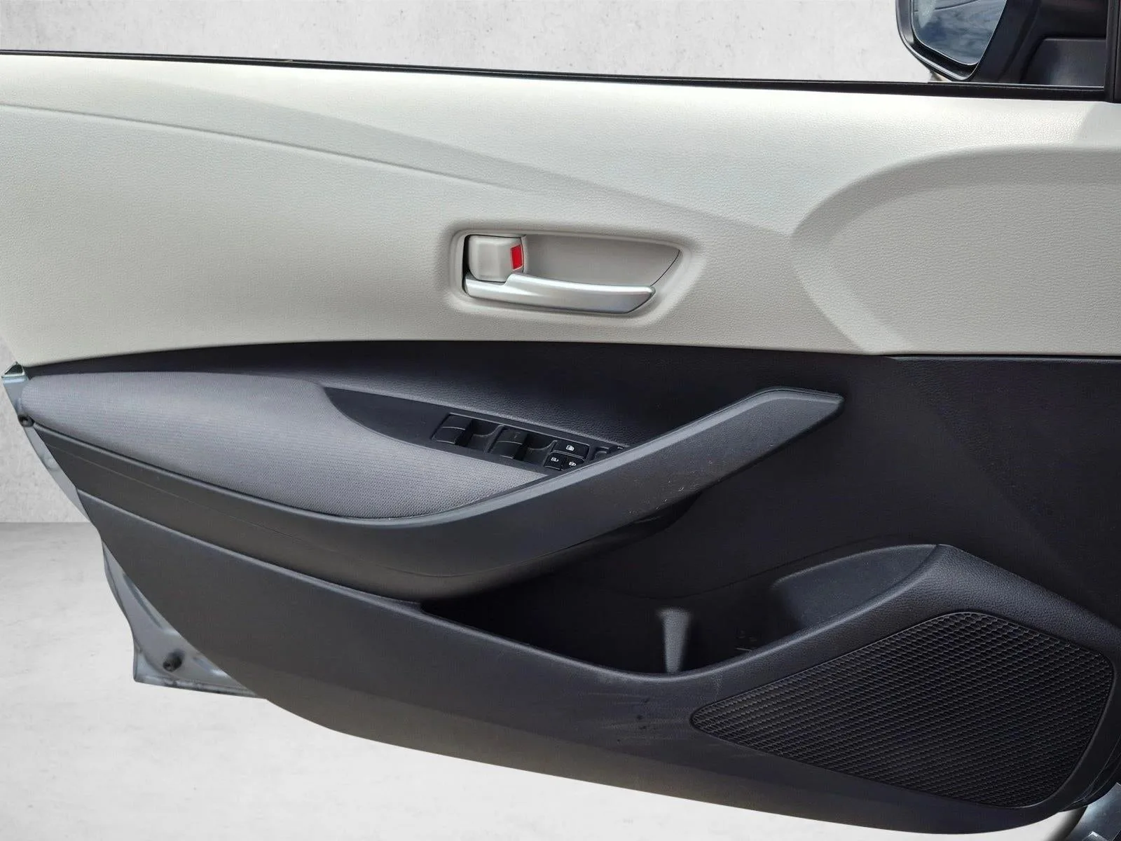 2020 Toyota Corolla LE photo 10