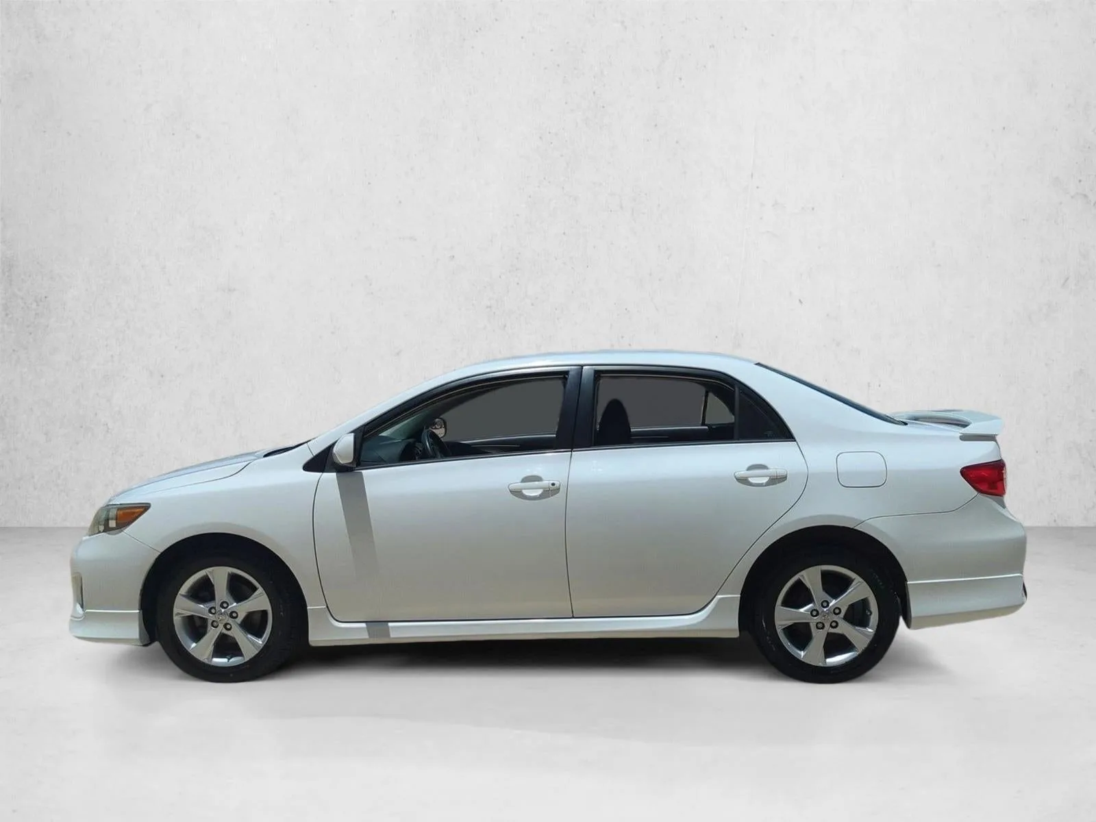 2013 Toyota Corolla 4dr Sdn Auto S (Natl) photo 9
