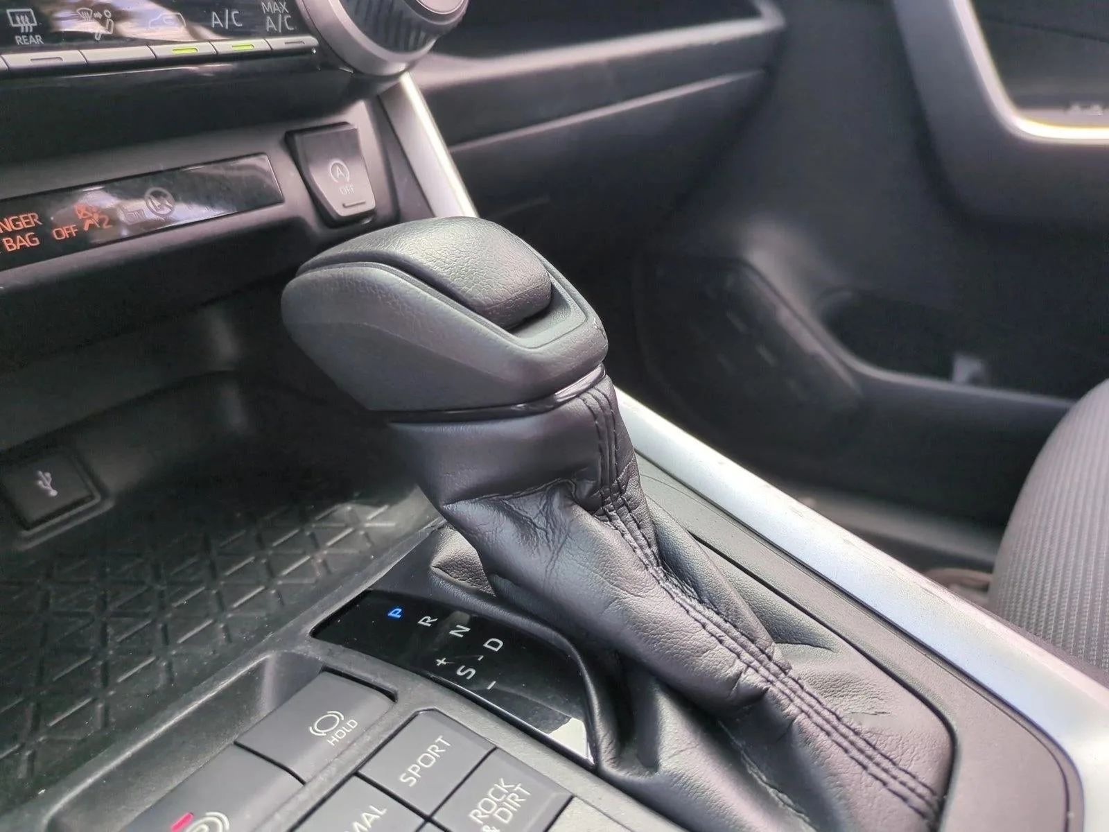 2020 Toyota RAV4 LE AWD (Natl) photo 12
