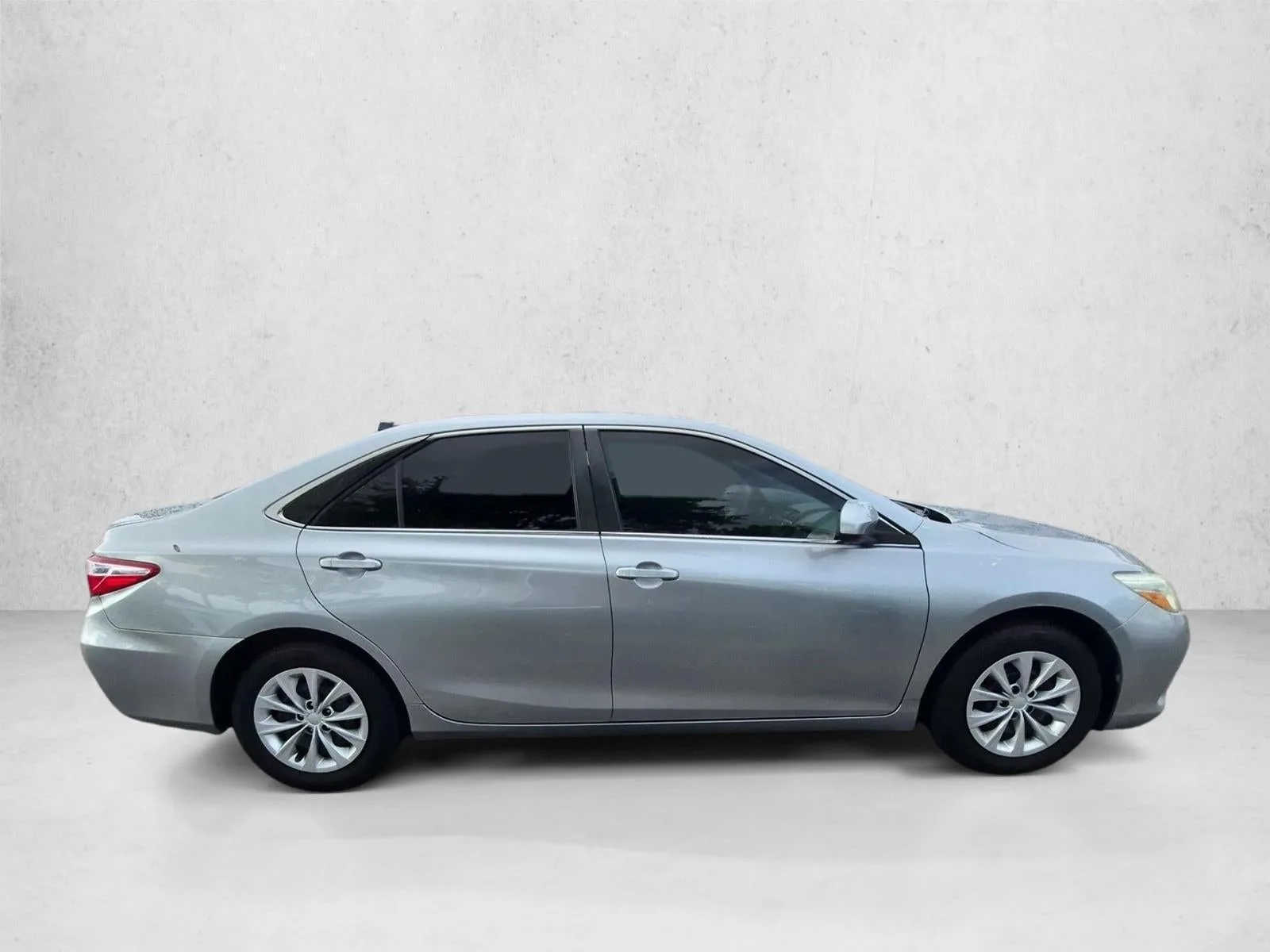 2015 Toyota Camry XLE photo 4