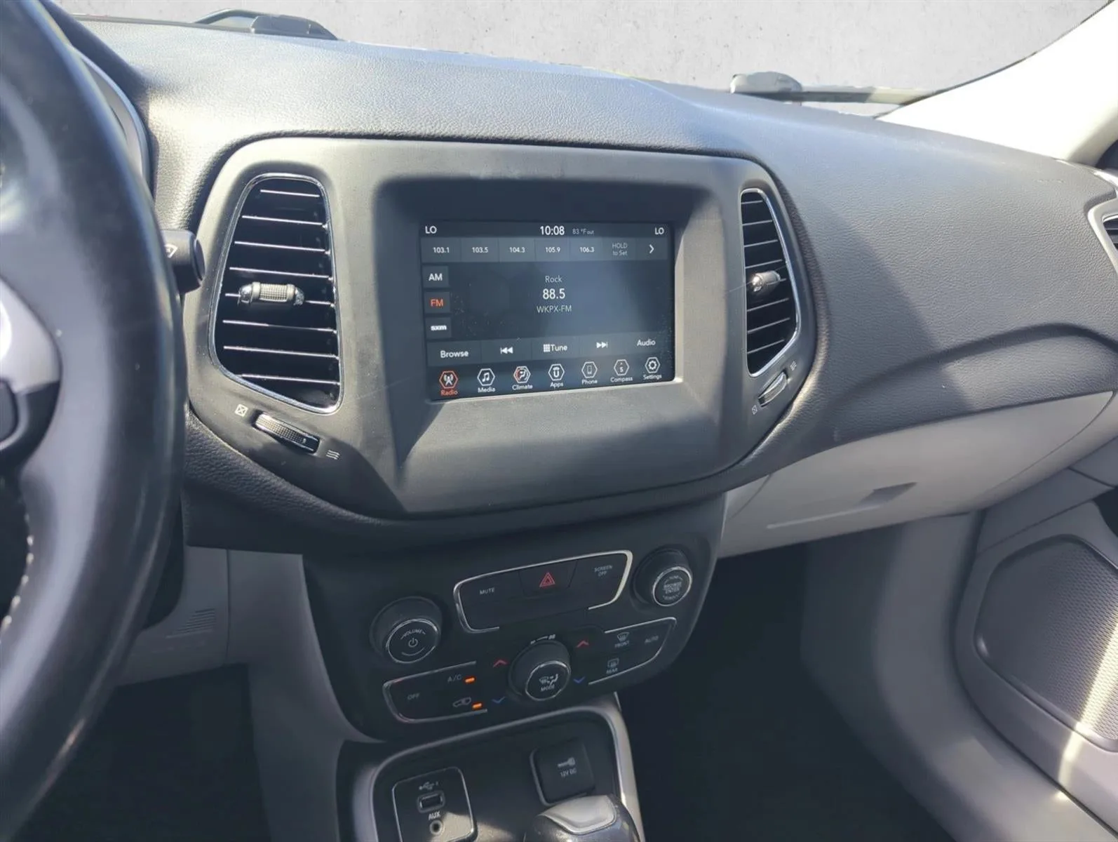 2019 Jeep Compass Latitude FWD photo 12