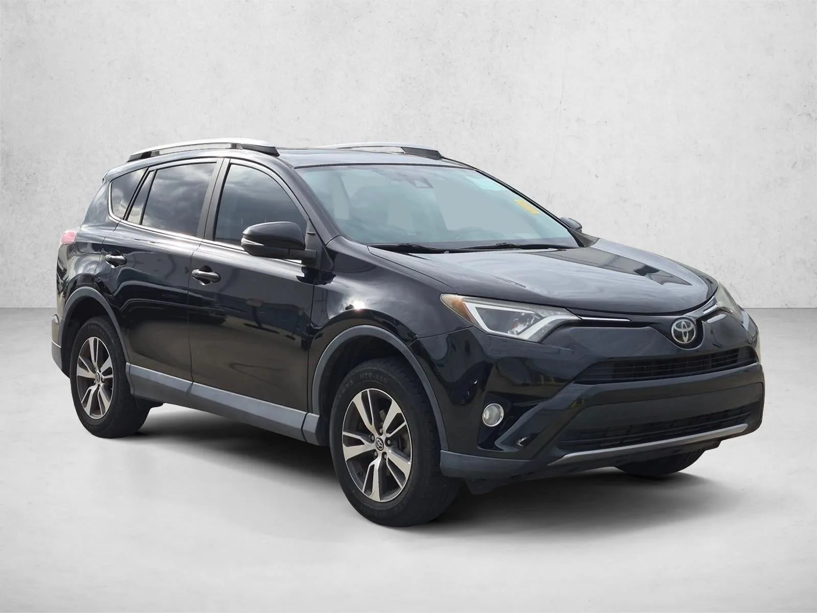 2017 Toyota RAV4 XLE FWD (GS) photo 3