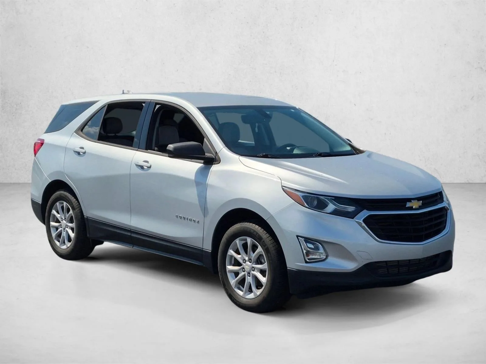 2019 Chevrolet Equinox LS photo 3