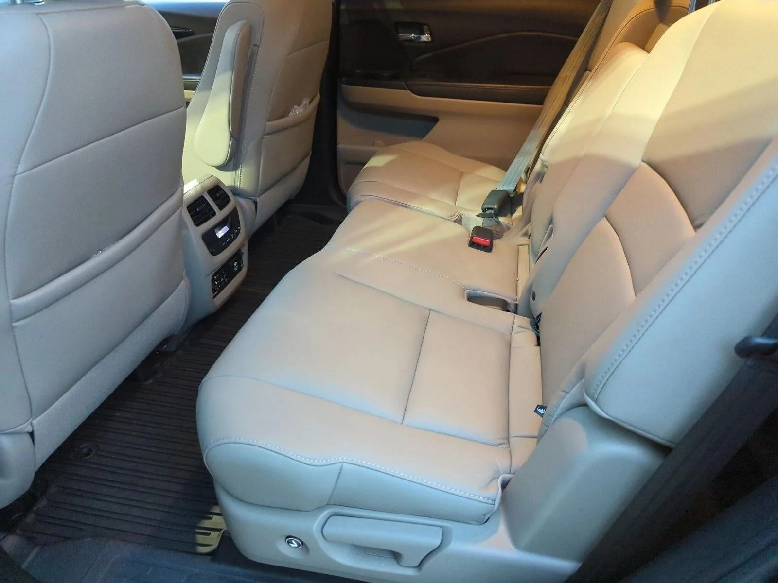 2016 Honda Pilot AWD Touring with DVD Rear Entertainment System and Navigation photo 12