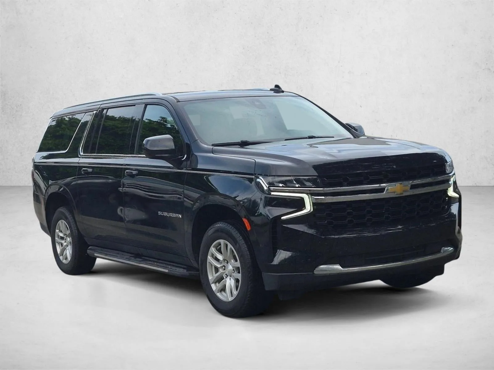 2023 Chevrolet Suburban LS photo 3