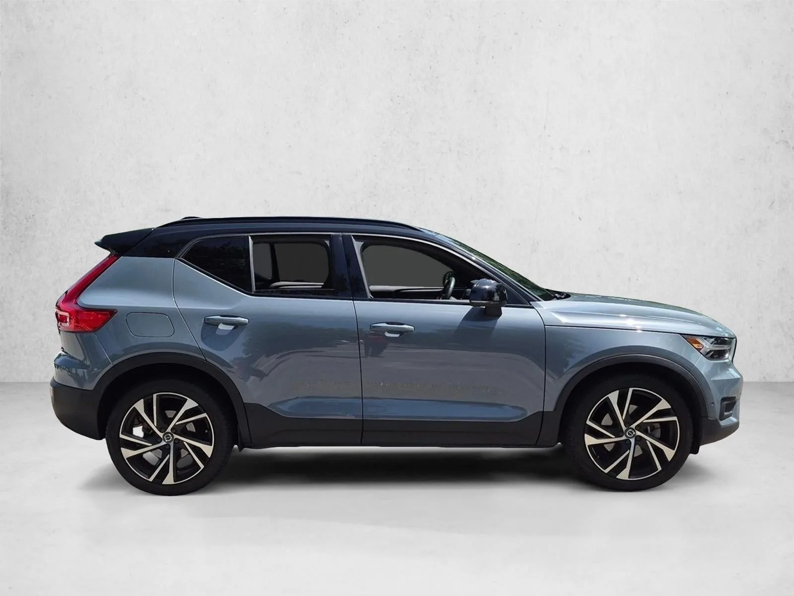 2022 Volvo XC40 T5 AWD R-Design photo 4
