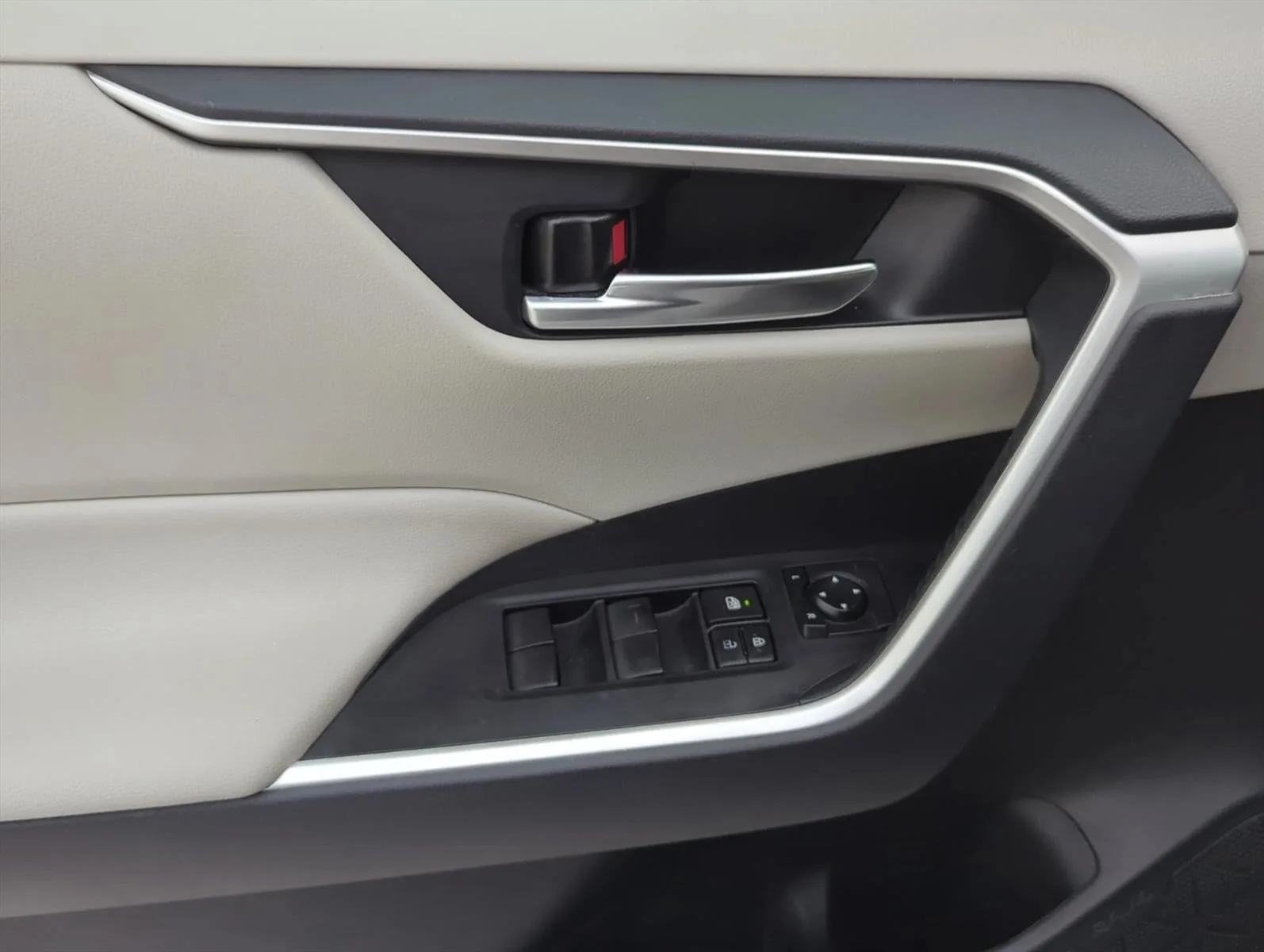 2021 Toyota RAV4 XLE FWD (GS) photo 10