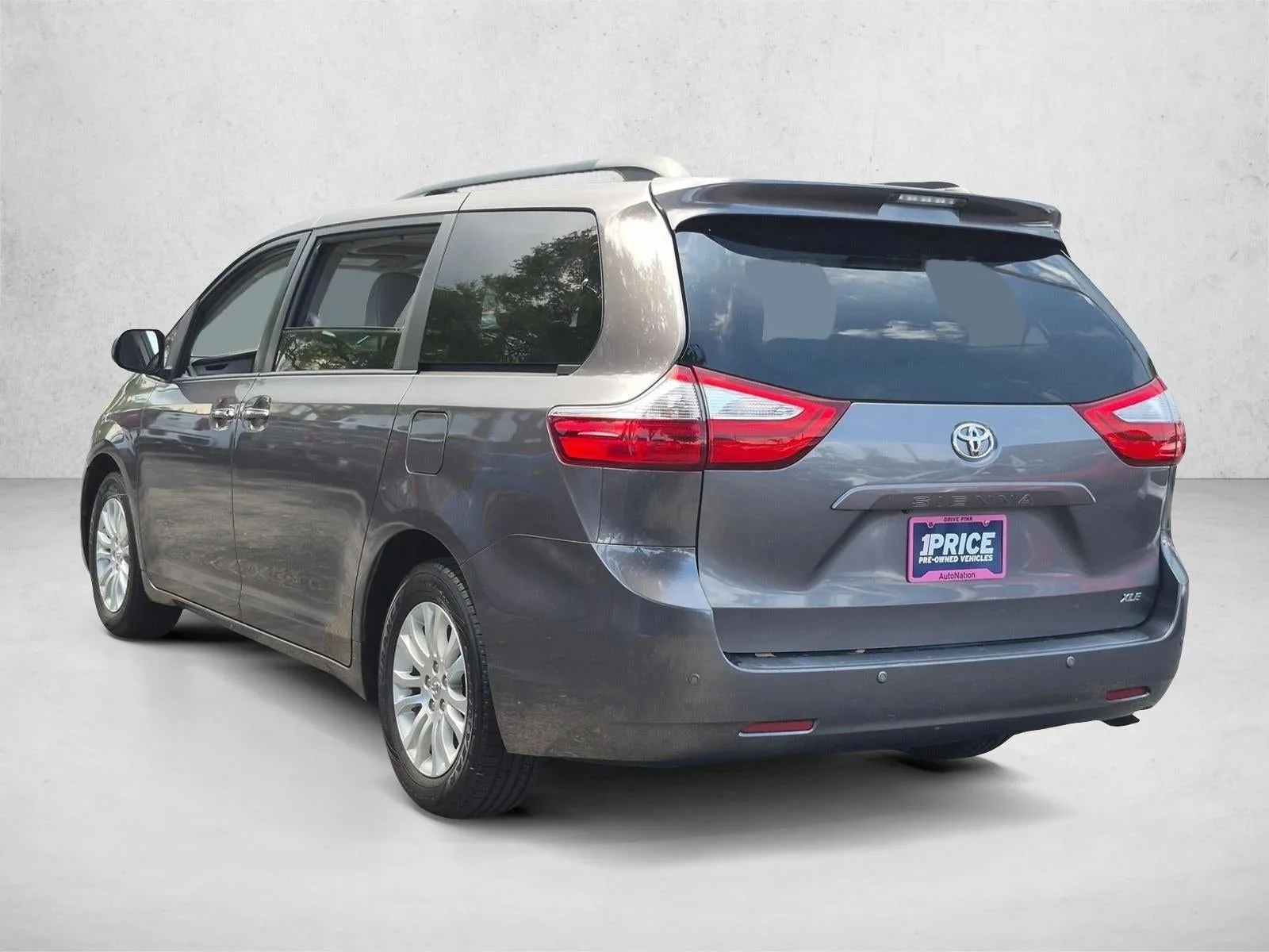 2017 Toyota Sienna XLE 8 Passenger photo 7