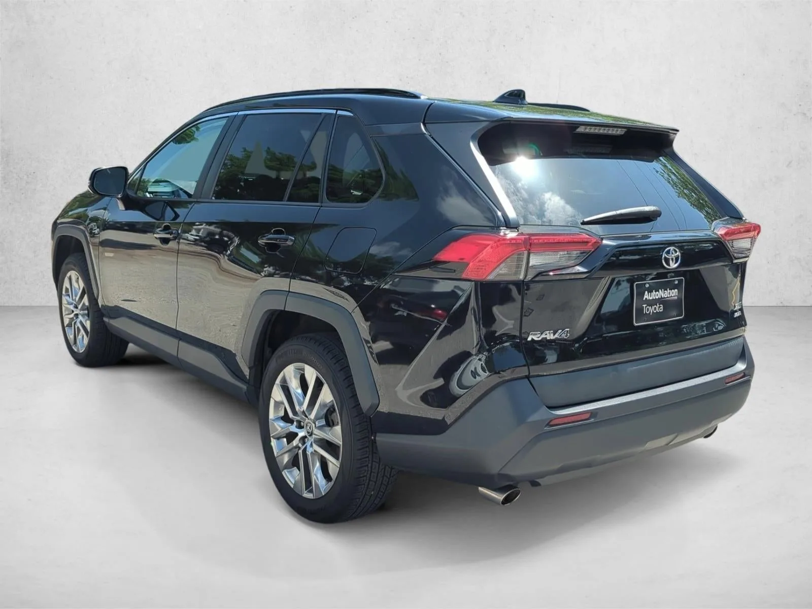 2020 Toyota RAV4 XLE Premium AWD (Natl) photo 7
