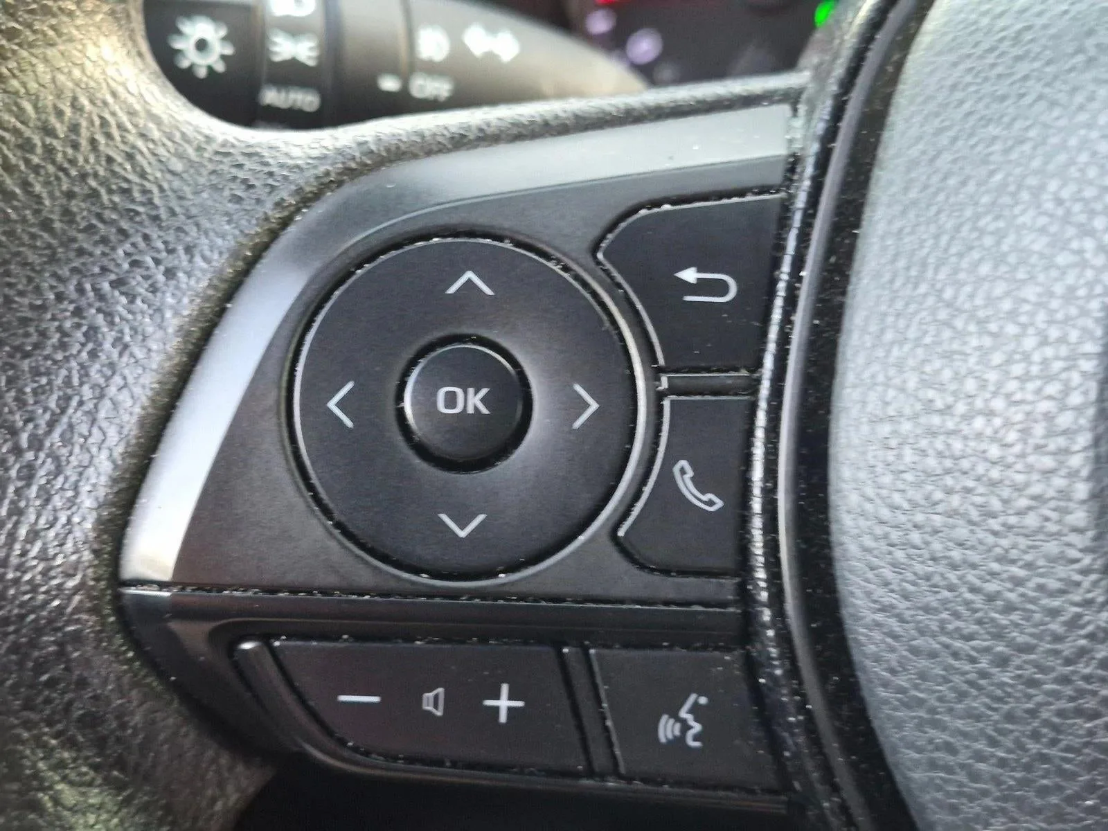 2020 Toyota RAV4 XLE FWD (GS) photo 11