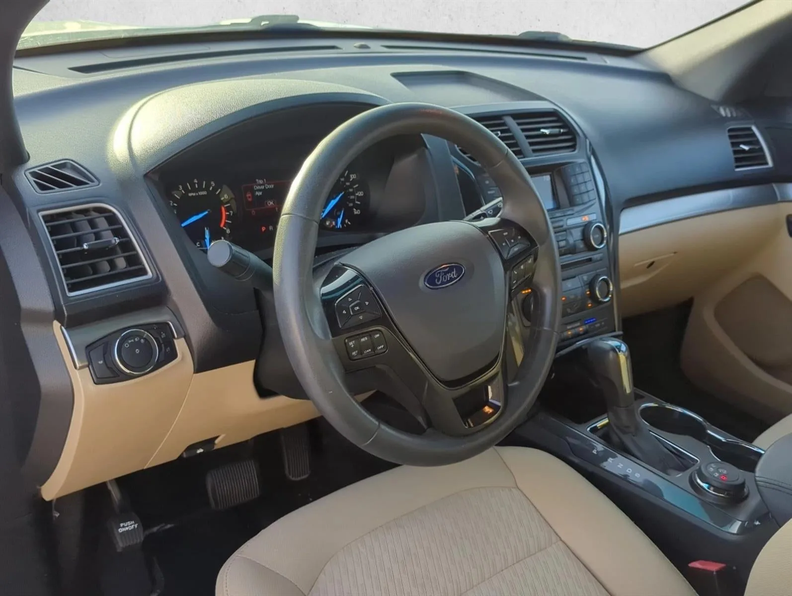 2017 Ford Explorer Base 4WD photo 9