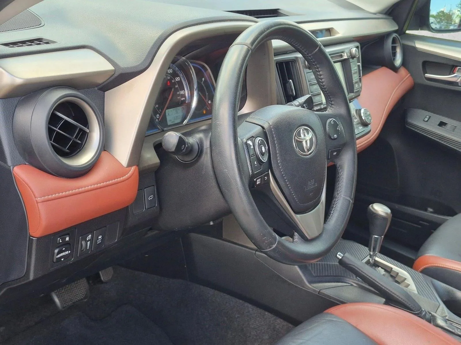 2015 Toyota RAV4 FWD 4dr Limited (Natl) photo 9