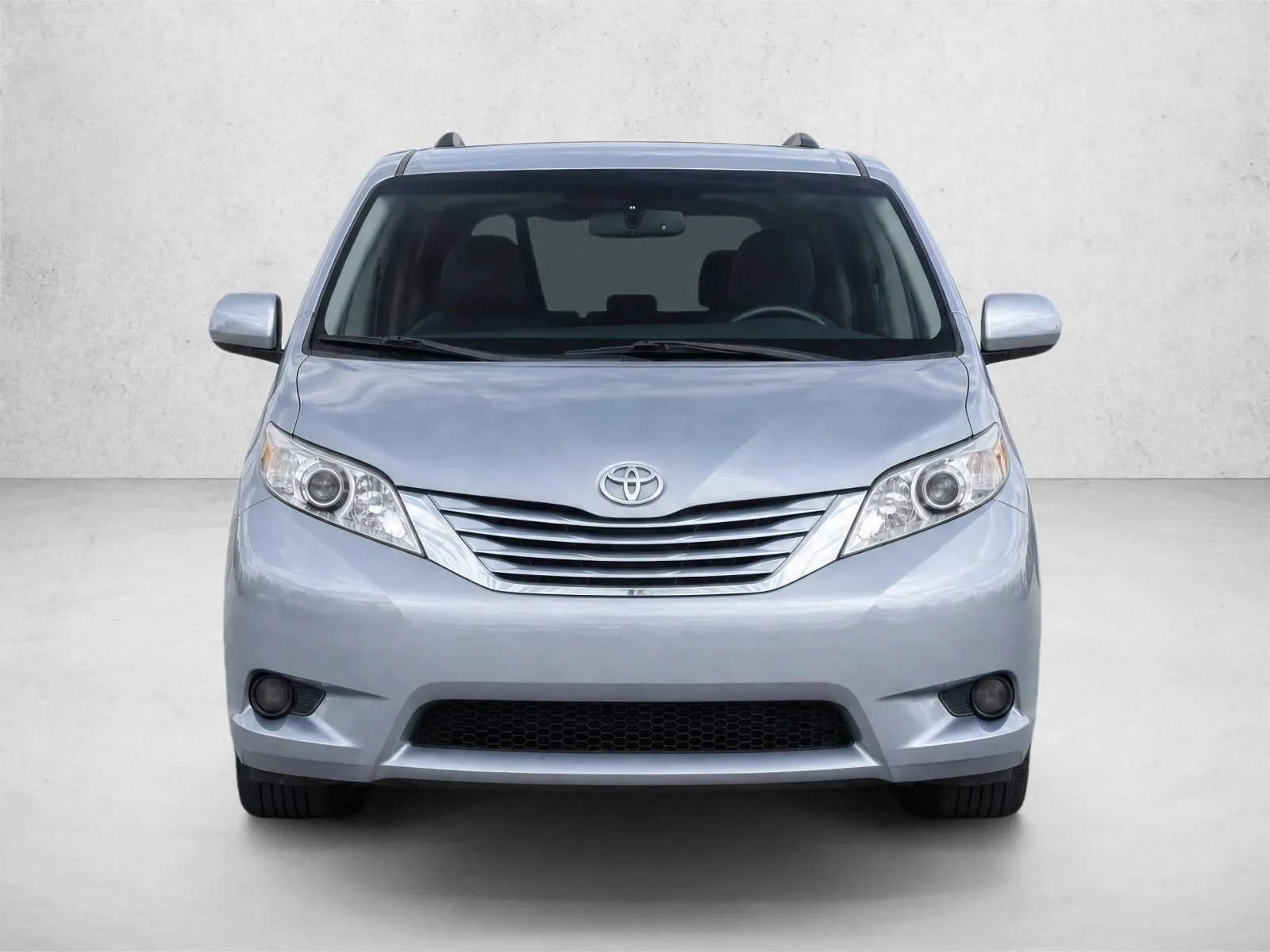 2017 Toyota Sienna LE FWD 8-Passenger (Natl) photo 2