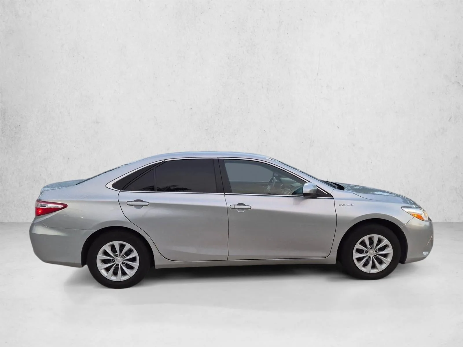 2017 Toyota Camry Hybrid LE CVT (Natl) photo 4