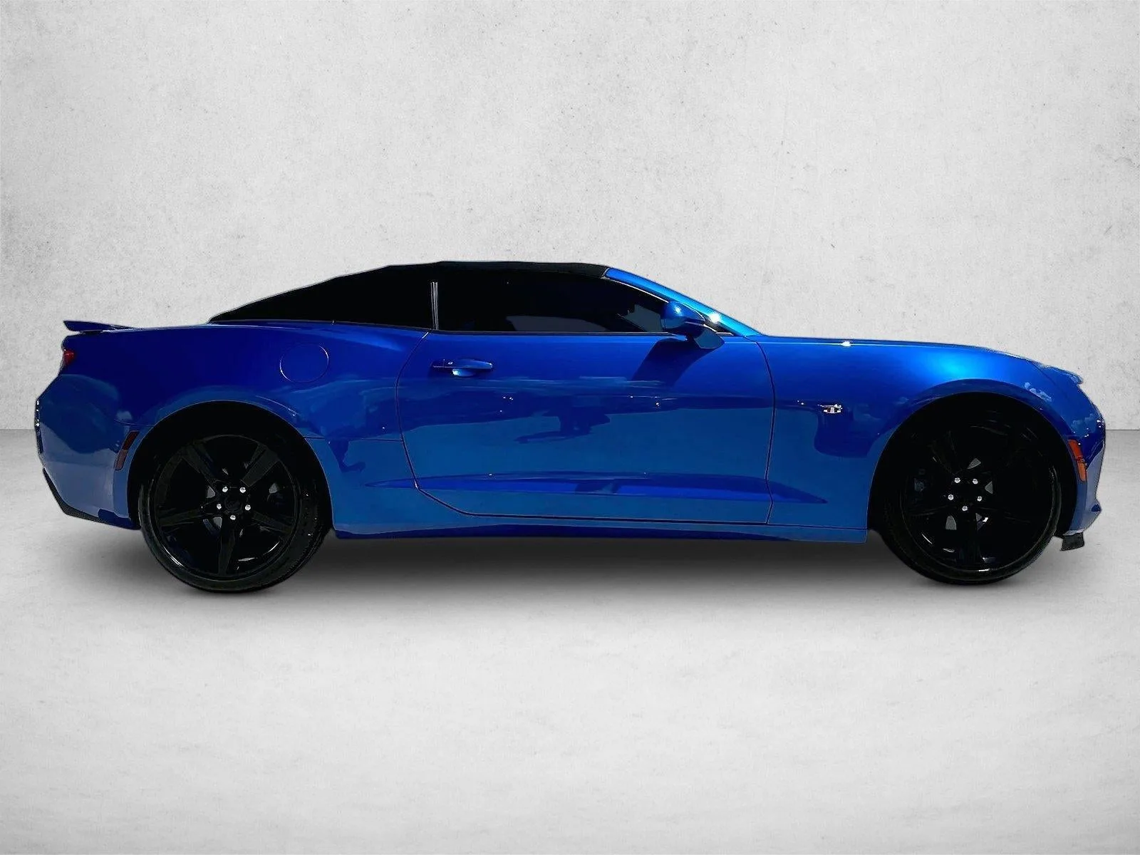 2017 Chevrolet Camaro 2dr Convertible 2LT photo 5
