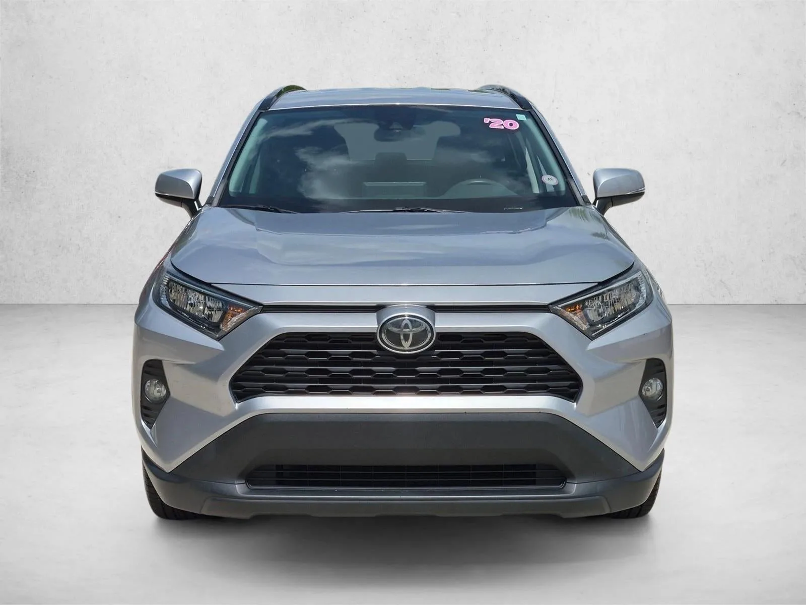 2020 Toyota RAV4 XLE FWD (GS) photo 2