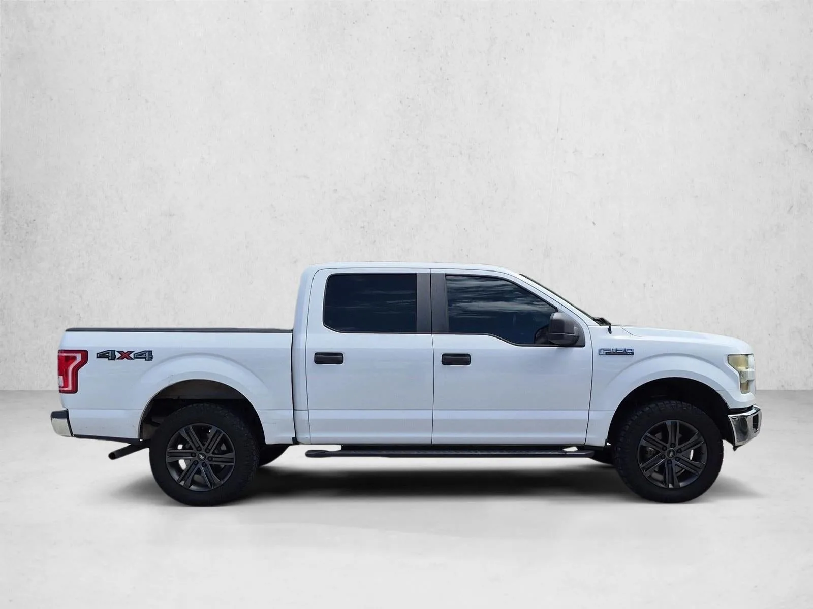 2015 Ford F-150 4WD SuperCrew 5-1/2 Ft Box XL photo 4