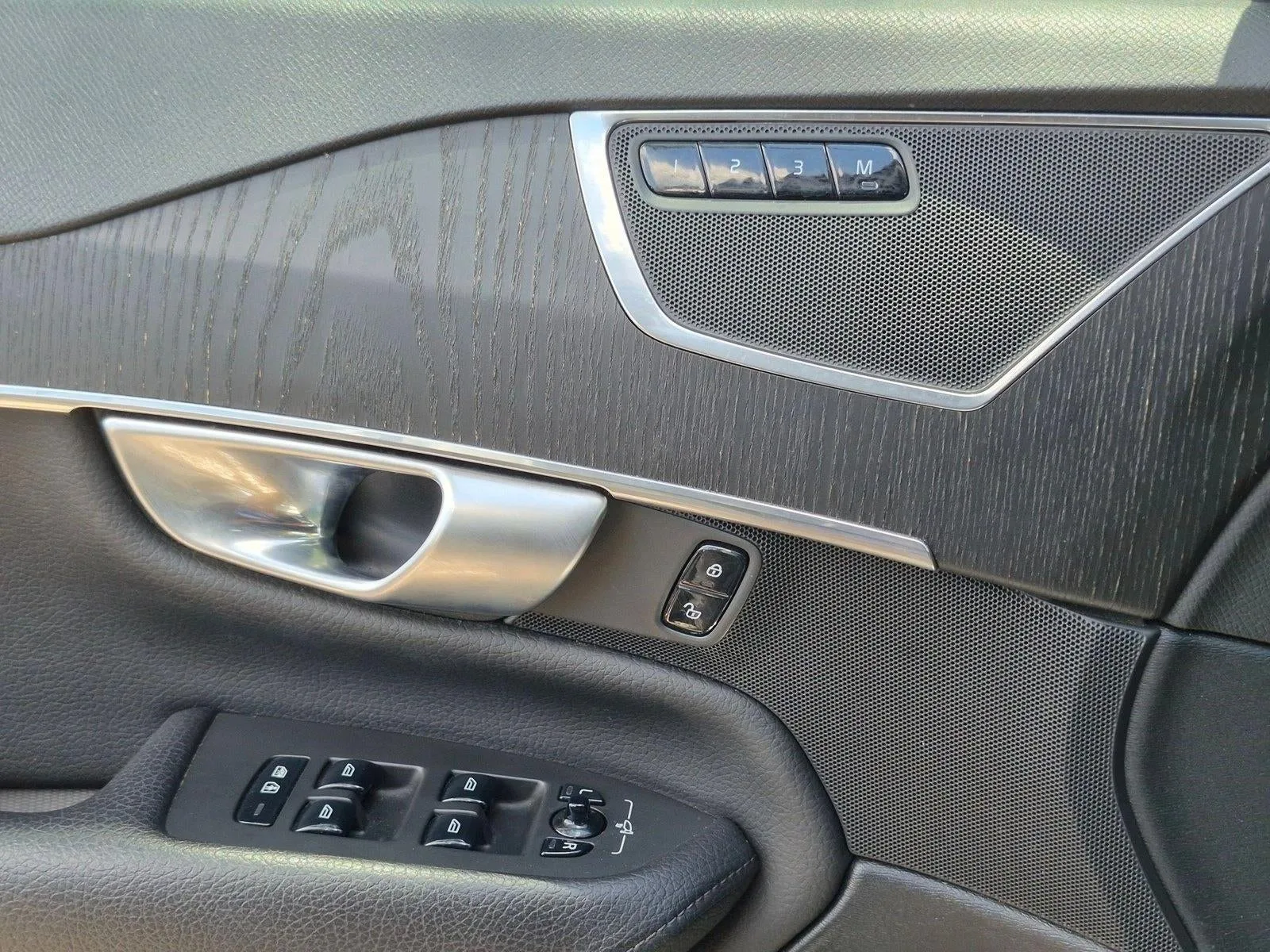 2020 Volvo XC90 T5 FWD Momentum 7 Passenger photo 2