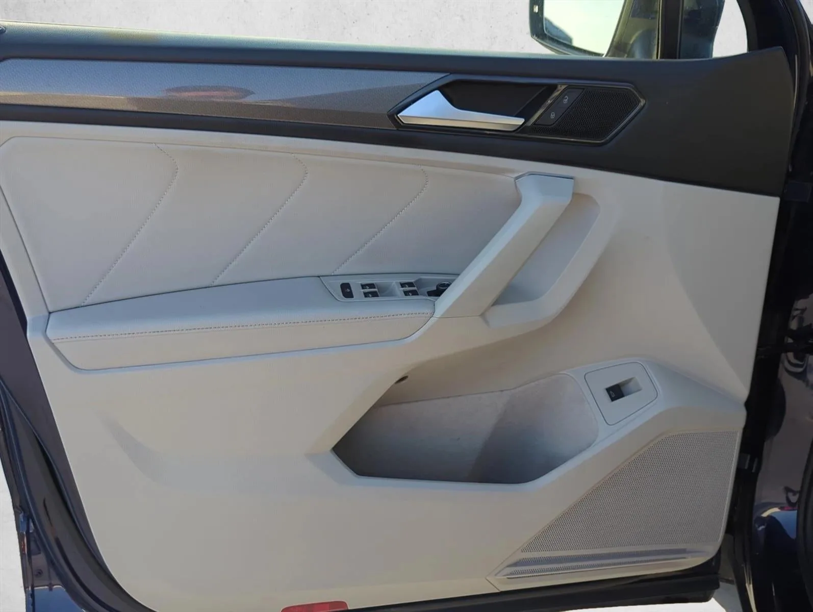 2022 Volkswagen Tiguan 2.0T SE FWD photo 7