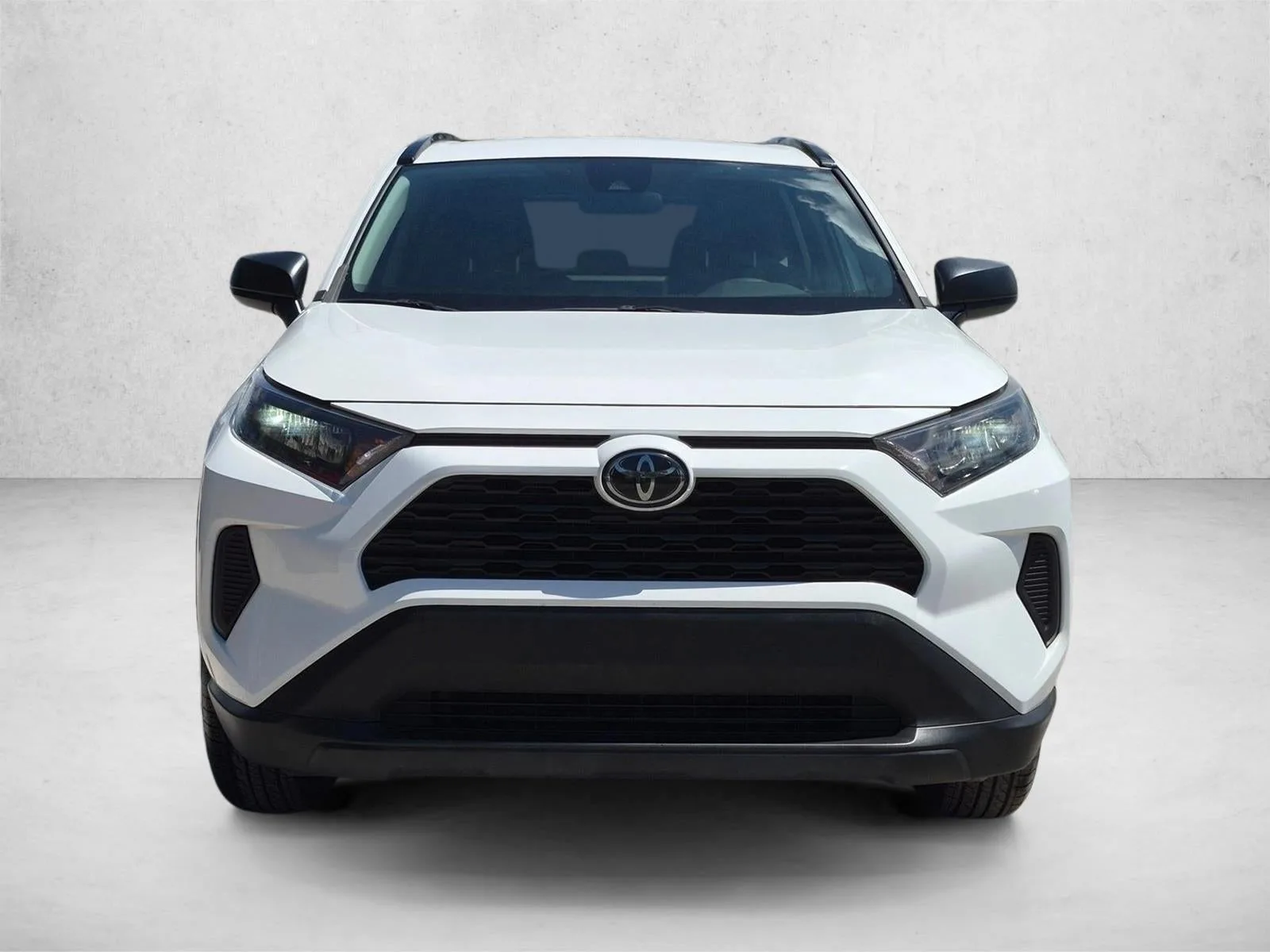 2019 Toyota RAV4 LE FWD (GS) photo 2