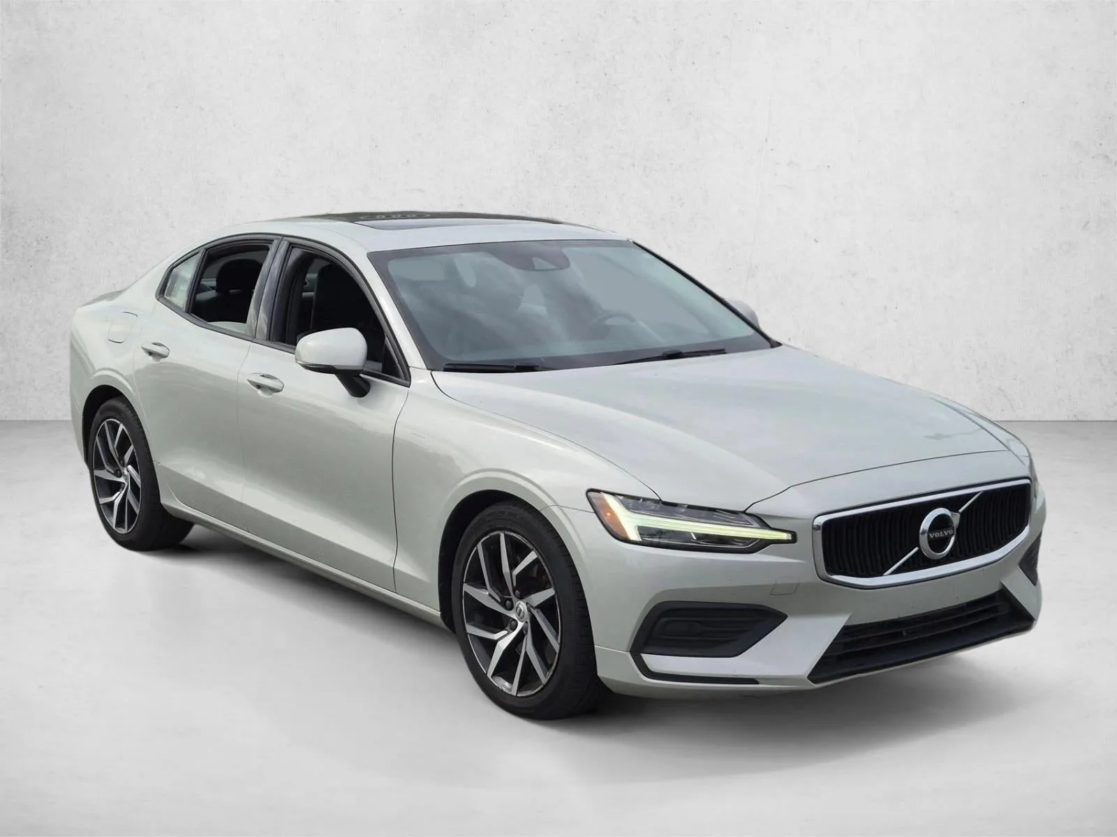 2019 Volvo S60 T6 AWD Momentum photo 3