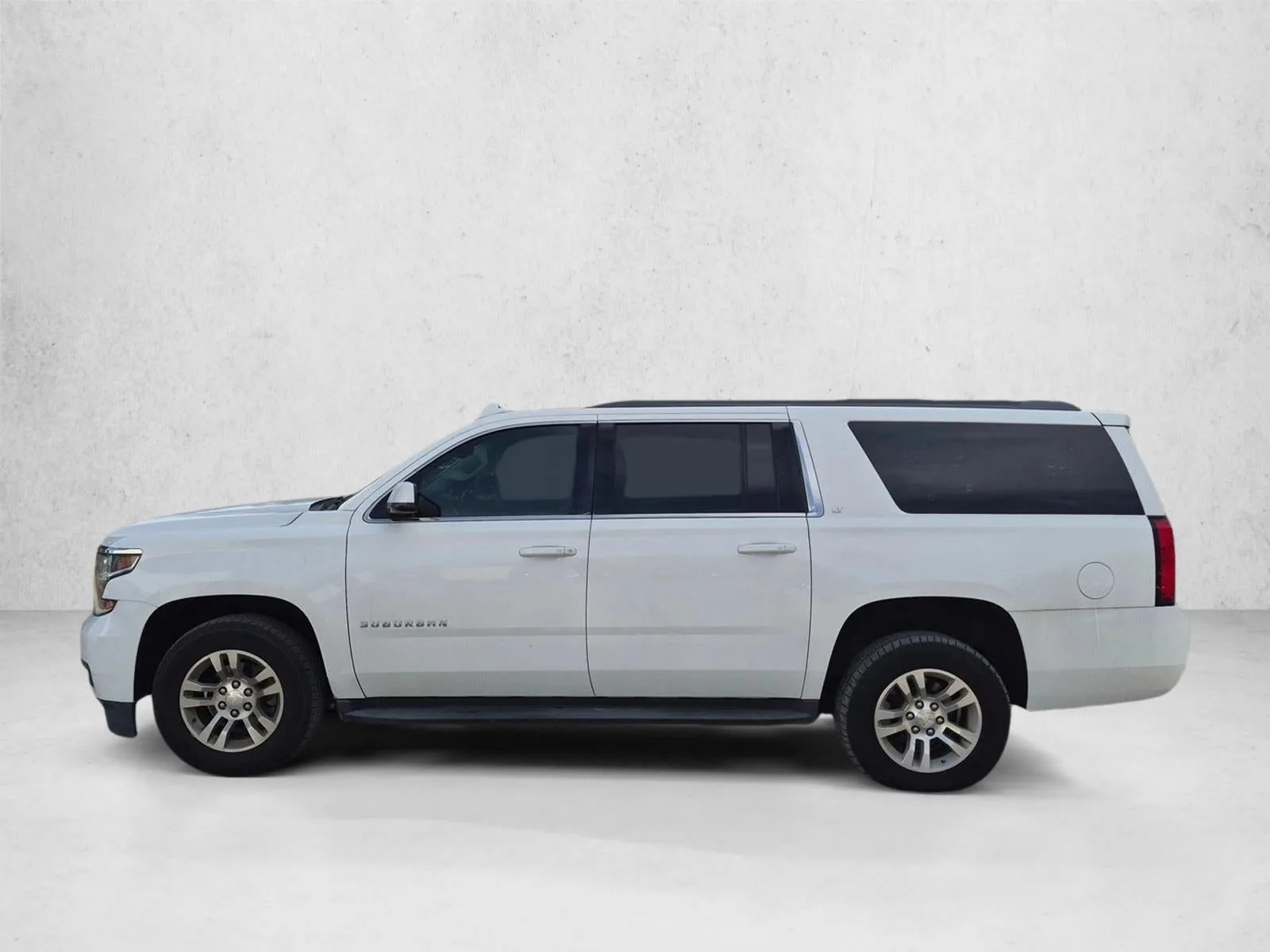 2017 Chevrolet Suburban LT photo 5