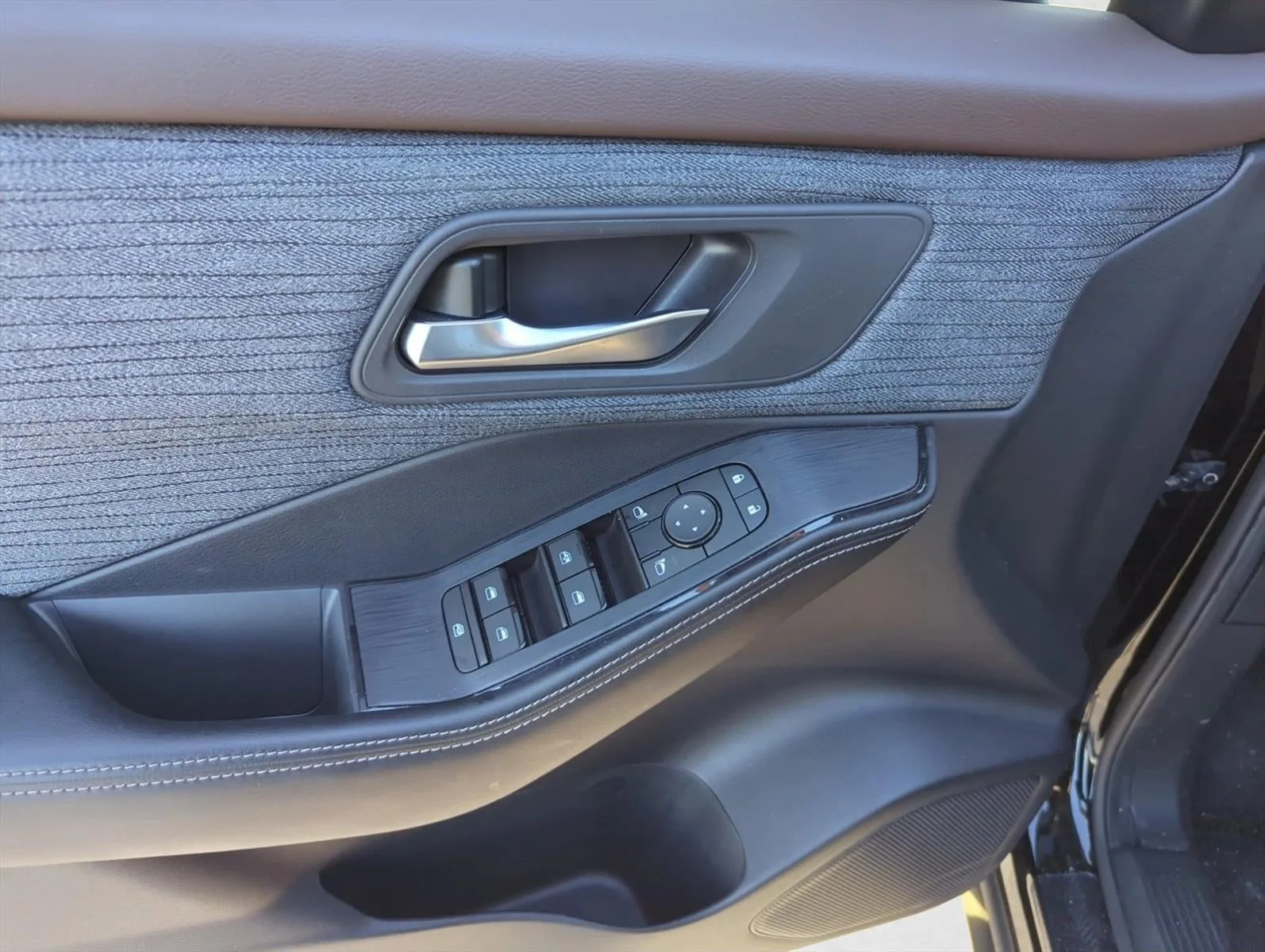 2023 Nissan Rogue FWD SV photo 10