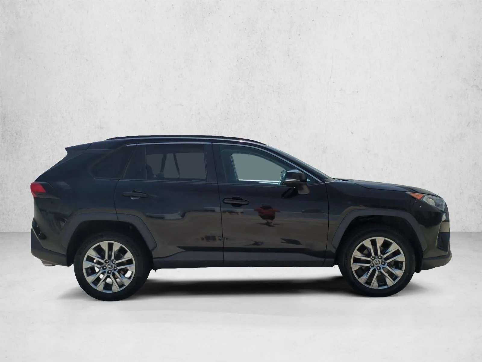 2019 Toyota RAV4 XLE Premium FWD (Natl) photo 4